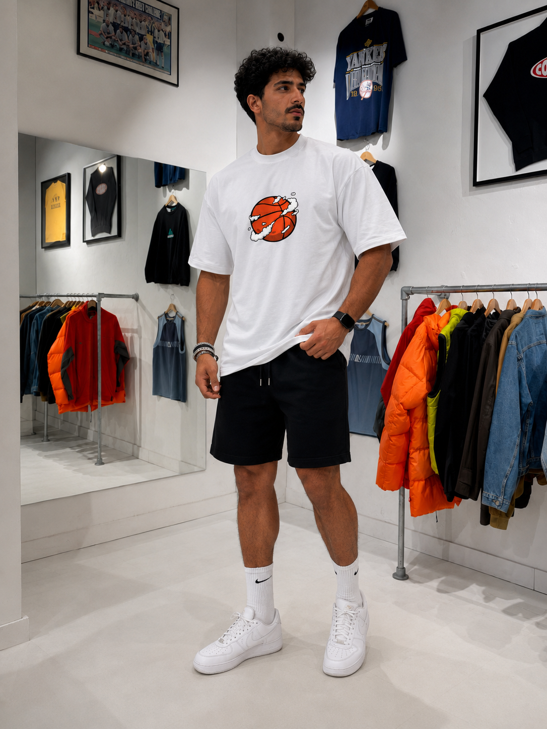تيشيرت NOVUS BRAND Basketball Sketch أبيض - منظر أمامي جانبي يوضح طباعة كرة السلة