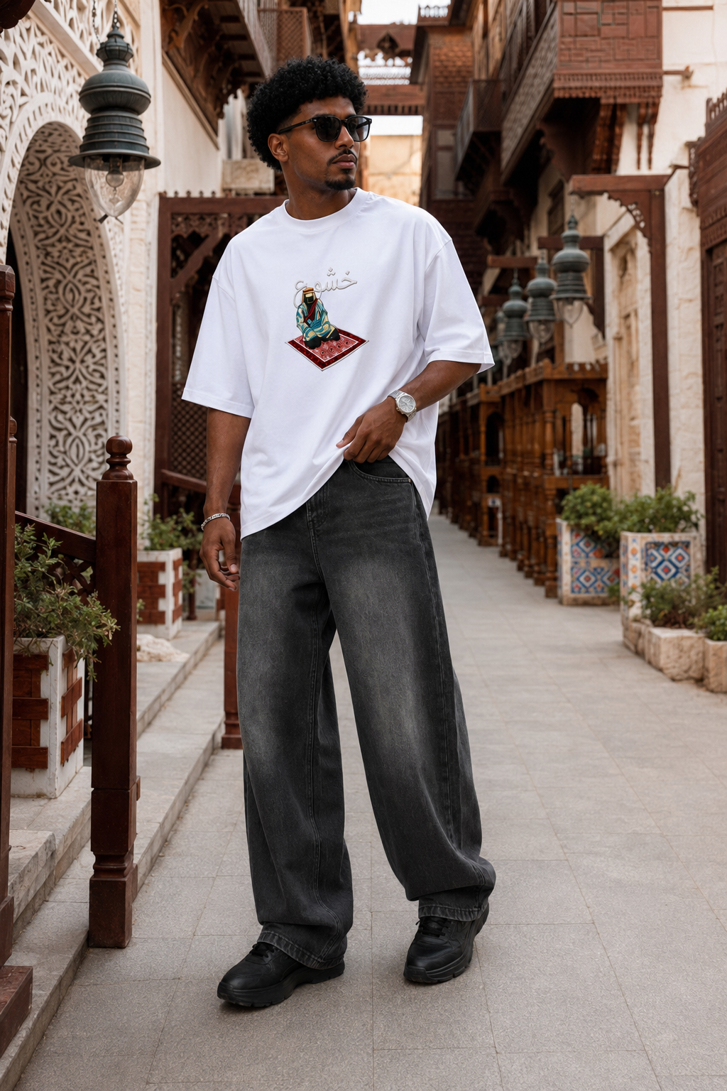 تيشيرت NOVUS BRAND Khushu Heritage أبيض - منظر أمامي على موديل بتصميم خشوع تراثي