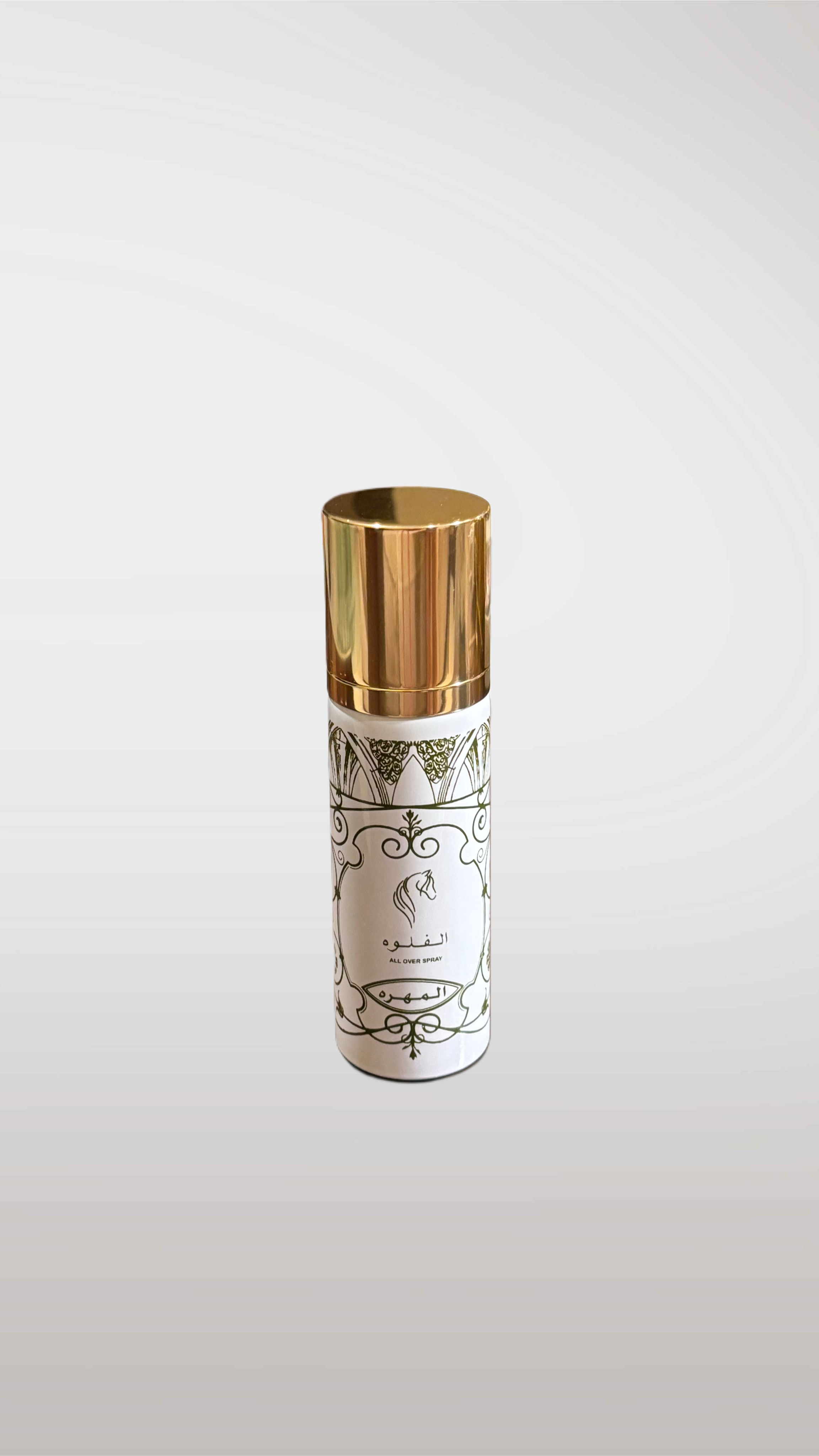 عطر زهري فاكهي بلمسة خشبية أنيقة، يبدأ بماغنوليا وياسمين ونيرولي، يتوسطه خوخ وتوت العليق وورد مخملي، ويستقر على قاعدة دافئة من خشب الصندل وطحلب البلوط.
عطر أنثوي راقٍ… مثل كبرياء المهرة العربية.
