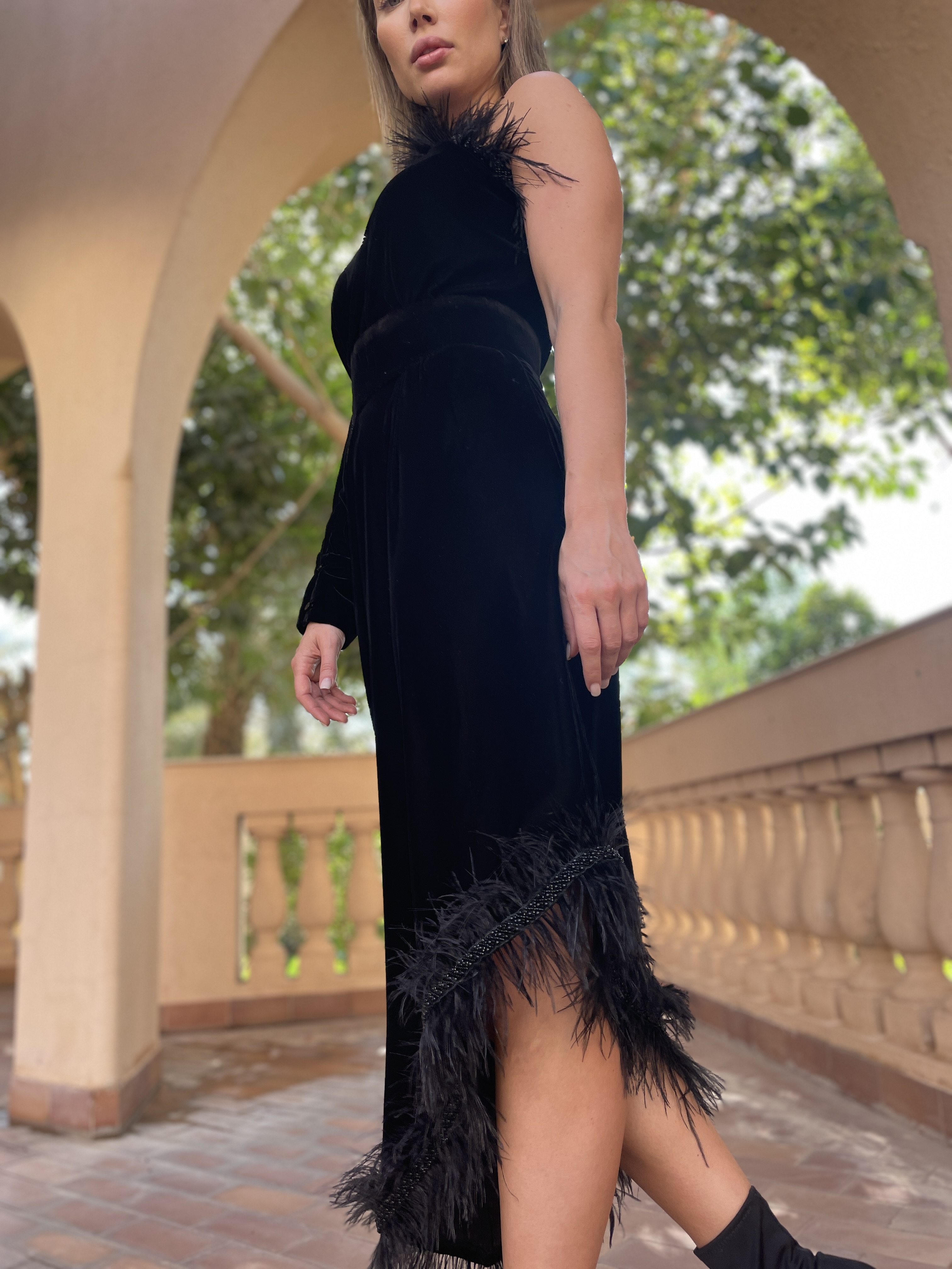 فستان اسود ريش
