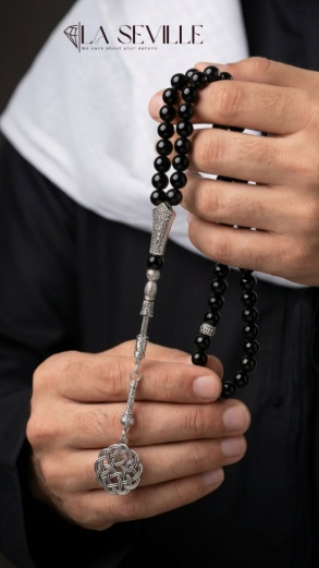 سبحة من حجر العقيق الطبيعي  ،   بلون اسود بفواصل معدنية بلون فضي 