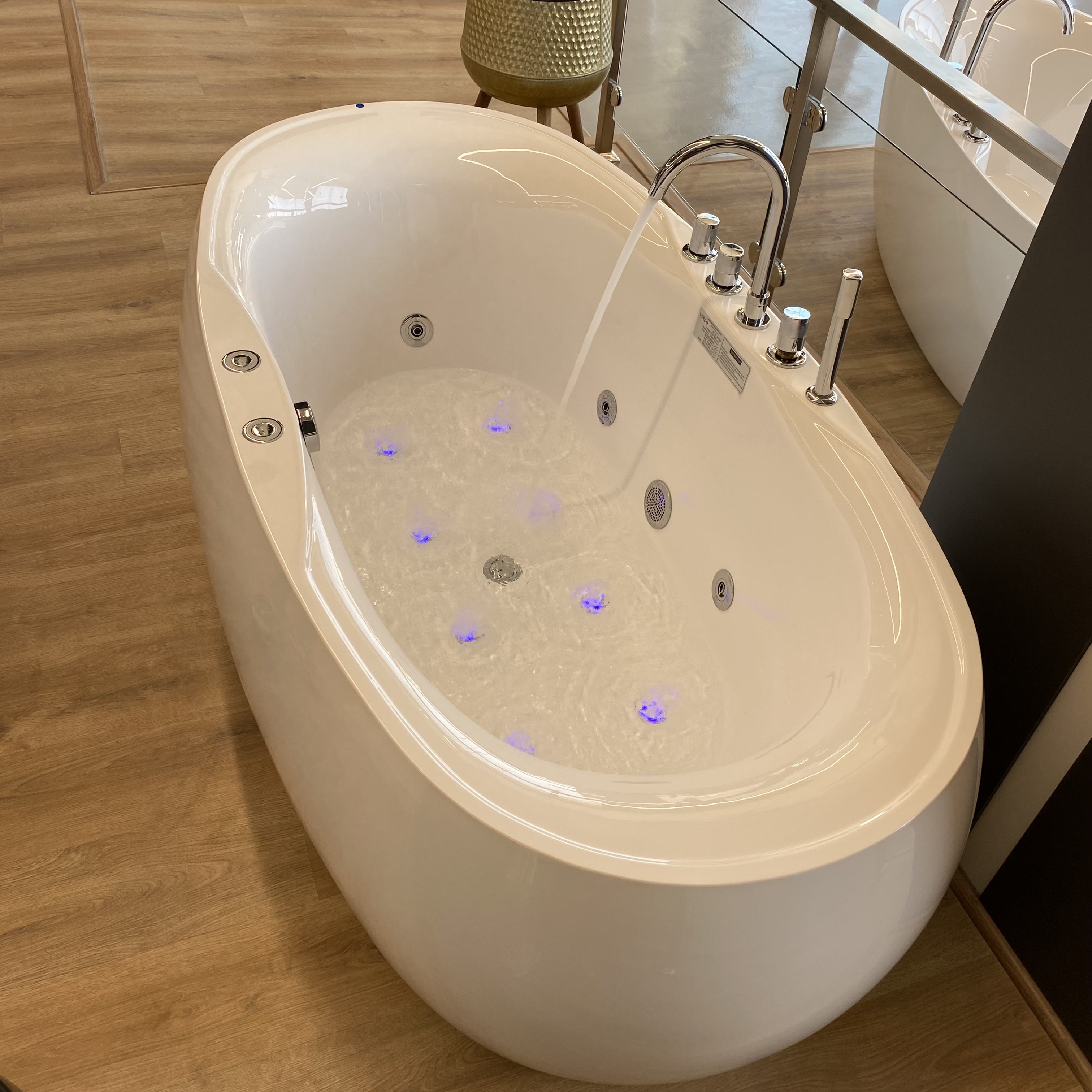  جاكوزي فيركو فاخر  بيضاوي ابيض مقاس VERCO 180*97 cm 