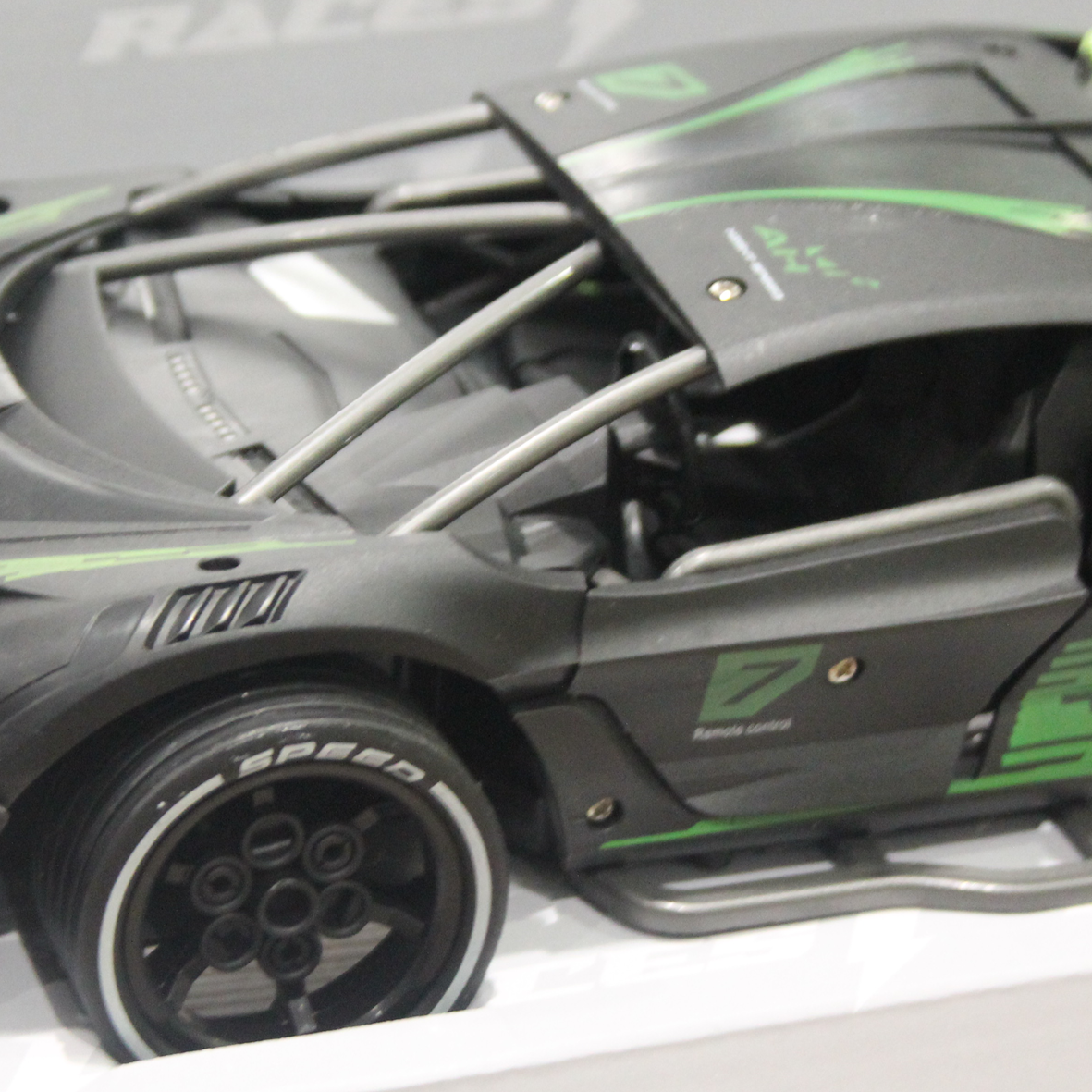  Races R/C Car 1:14 W/Mist Spray & Battery (4CH)10-2372784G 