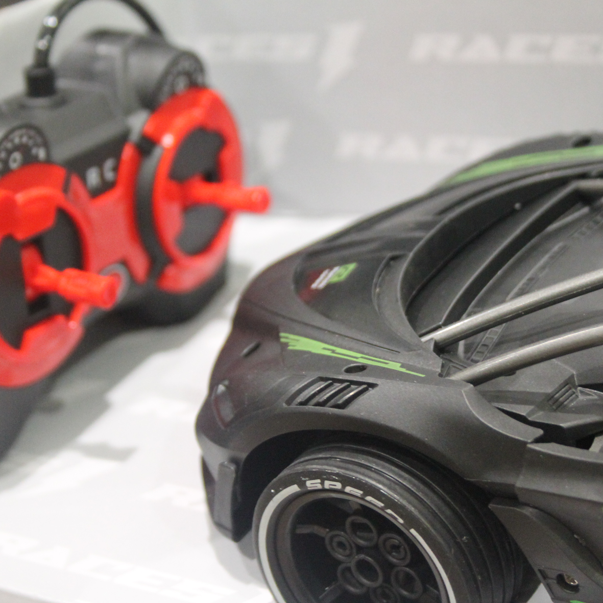  Races R/C Car 1:14 W/Mist Spray & Battery (4CH)10-2372784G 