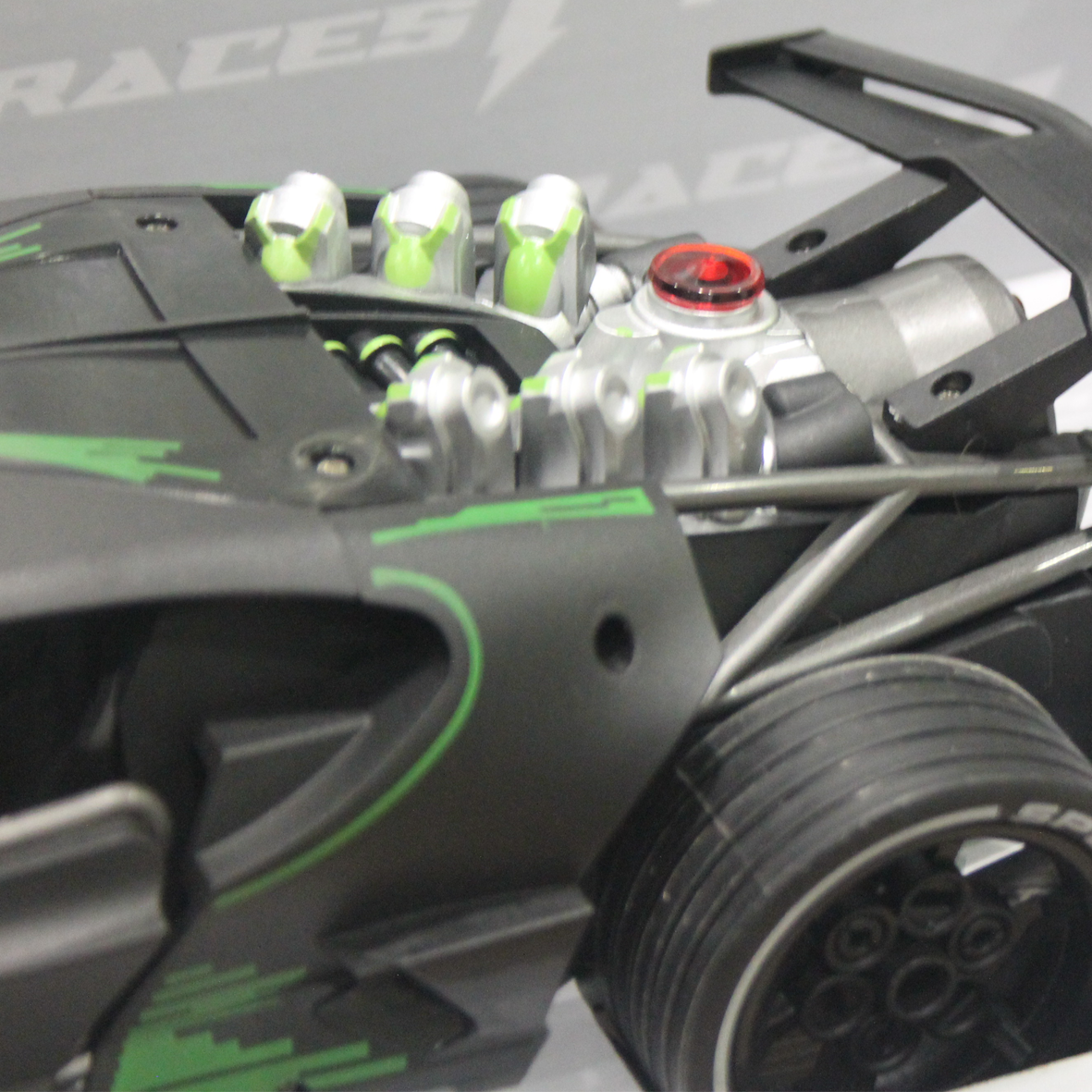  Races R/C Car 1:14 W/Mist Spray & Battery (4CH)10-2372784G 