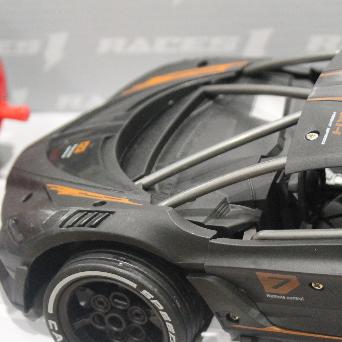  Races R/C Car 1:14 W/Mist Spray & Battery (4CH)10-2372784O 