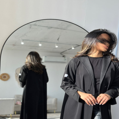 عباية-سوداء-تفاصيل-ازرار-امامية-اطلالة-كلاسيك-حديث