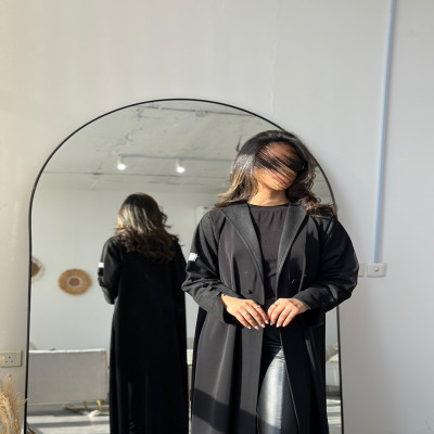 عباية-سوداء-تفاصيل-ازرار-امامية-اطلالة-كلاسيك-حديث