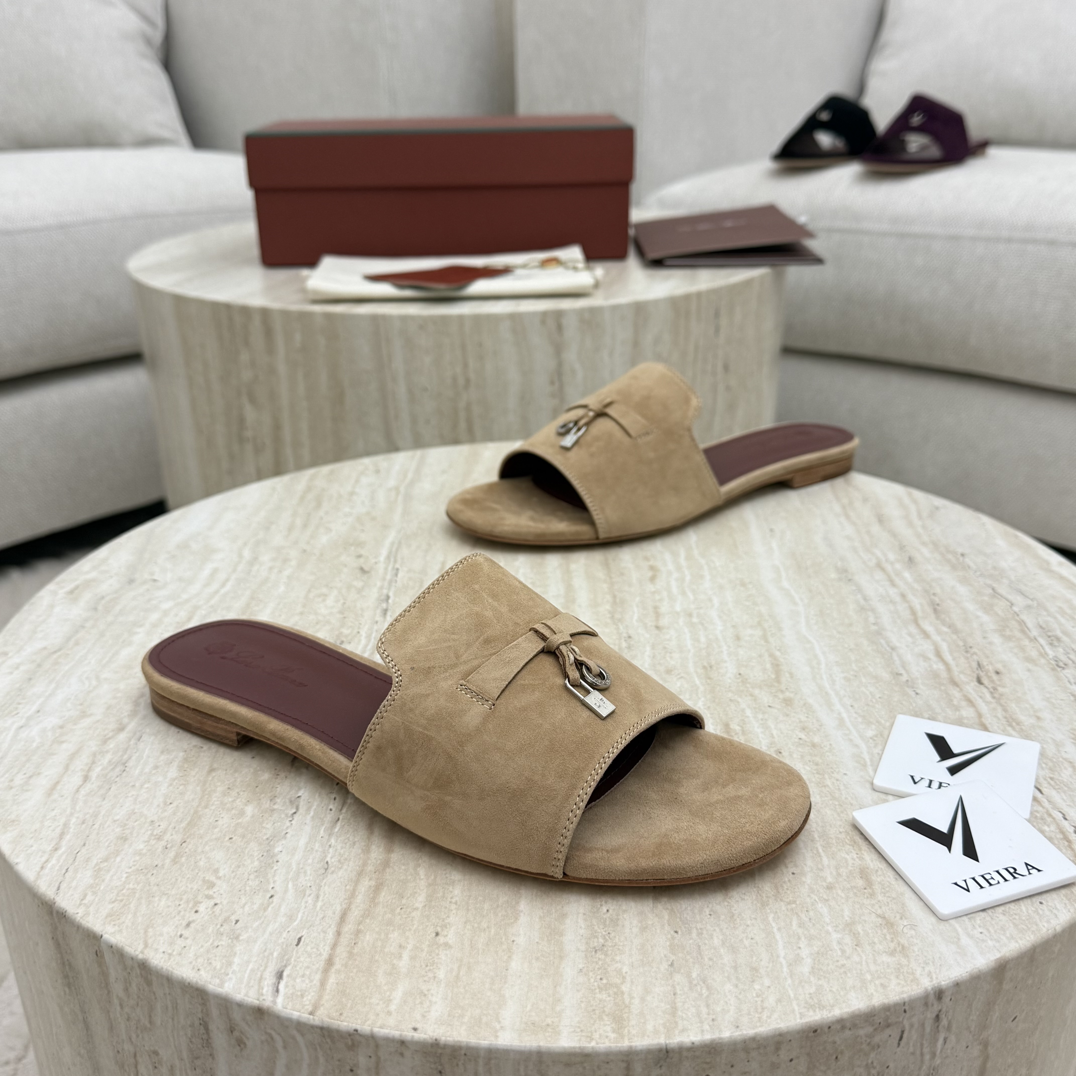 حذاء Loro Piana Summer Charms Flat Sandals – جلد سويد بني (بيج داكن) مسطح