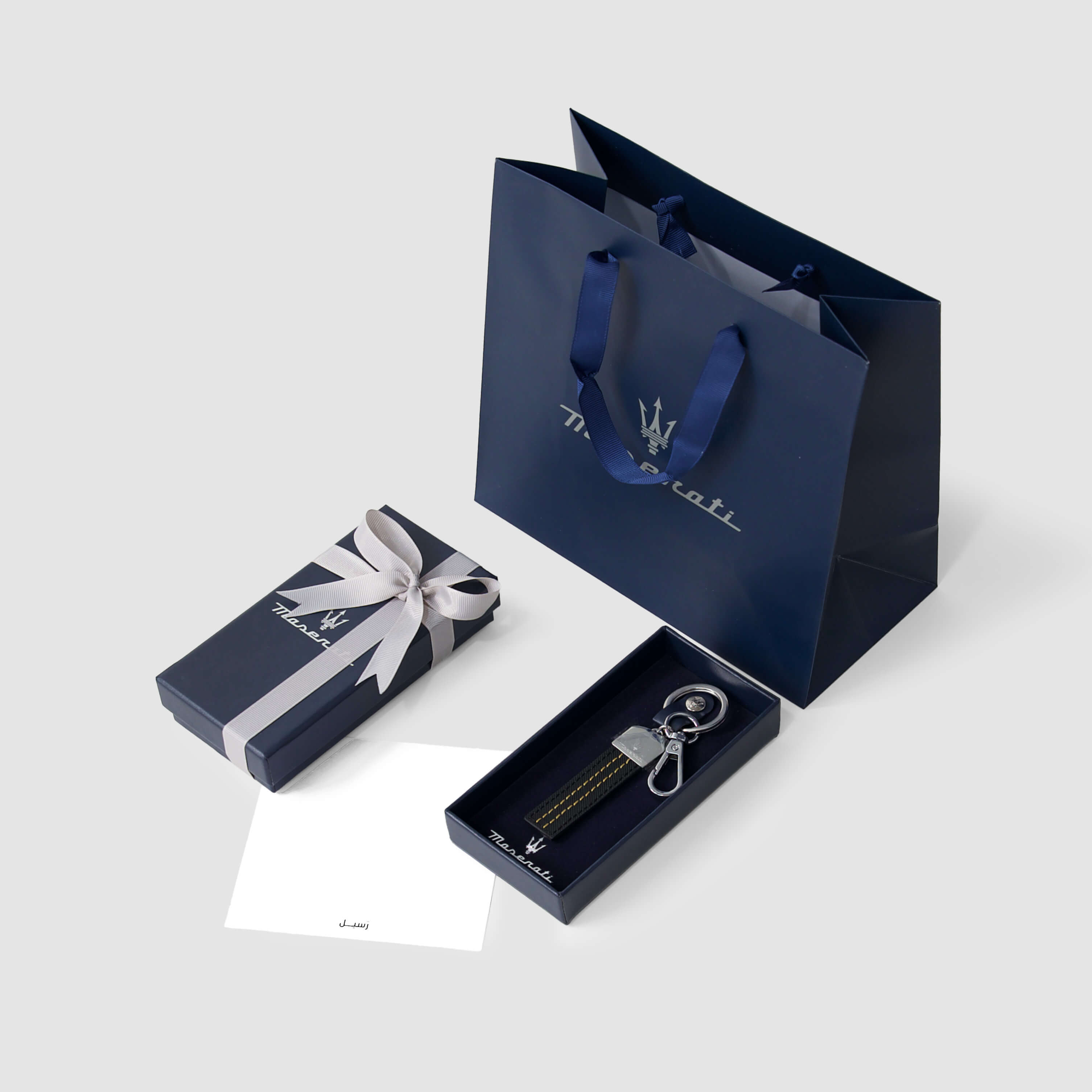 تفاصيل ميدالية Maserati الأسود عن قرب