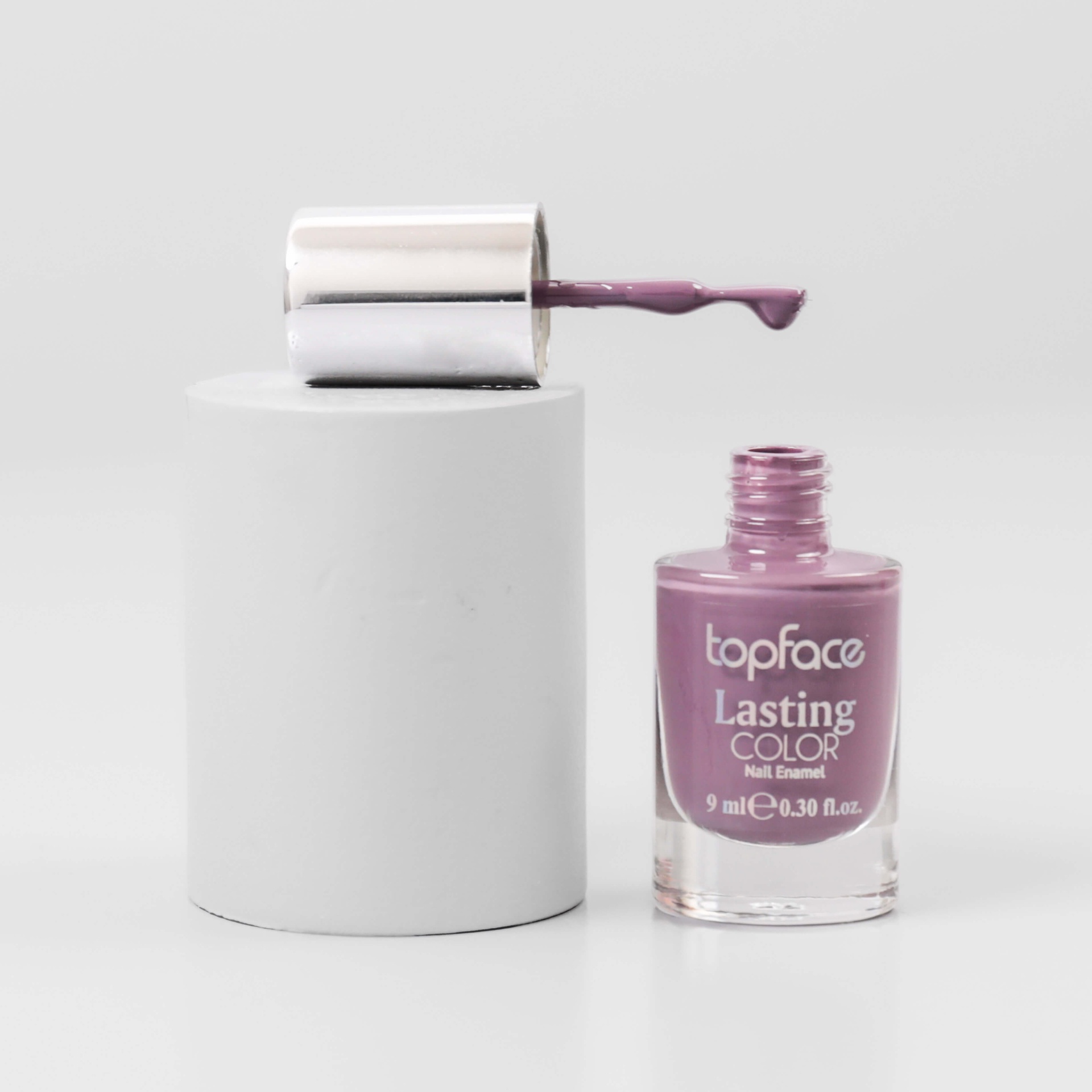 تطبيق طلاء أظافر Top Face على الأظافر