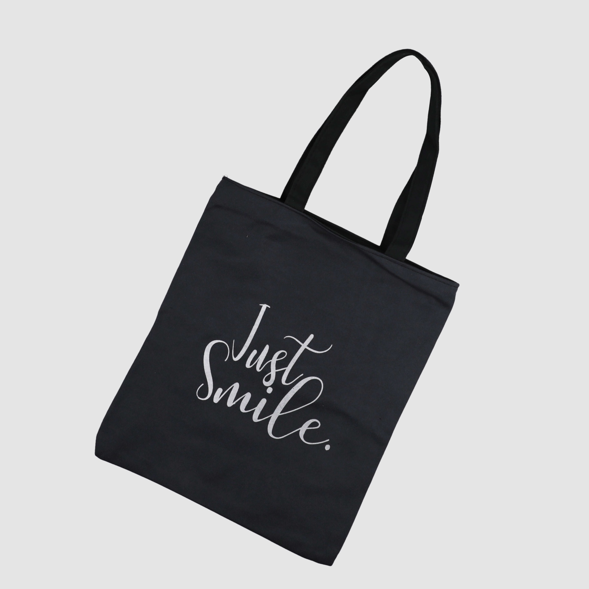 حقيبة قماشية سوداء بعبارة Just Smile