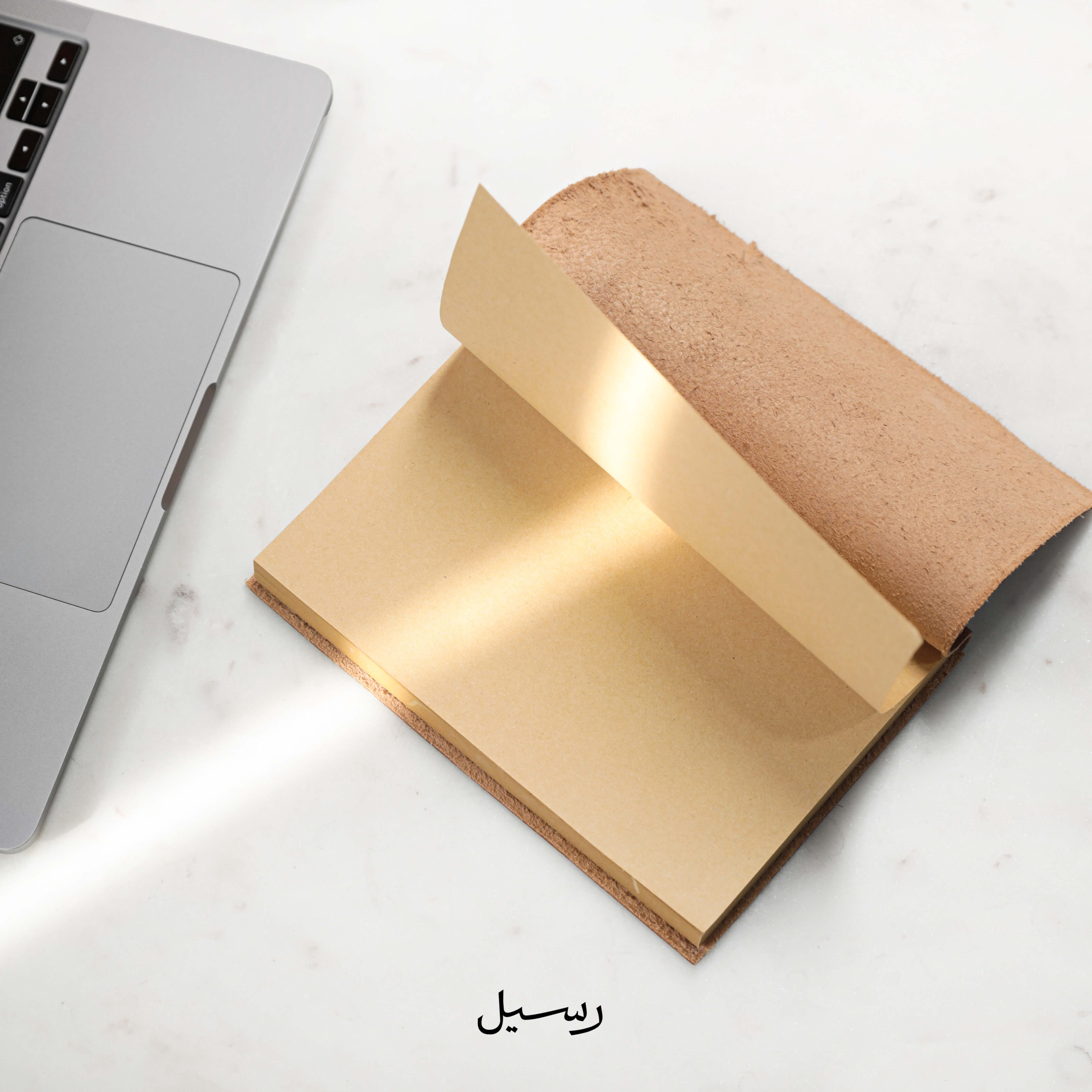 لقطة إضافية: دفتر جلدي منقوش من رسيل للهدايا