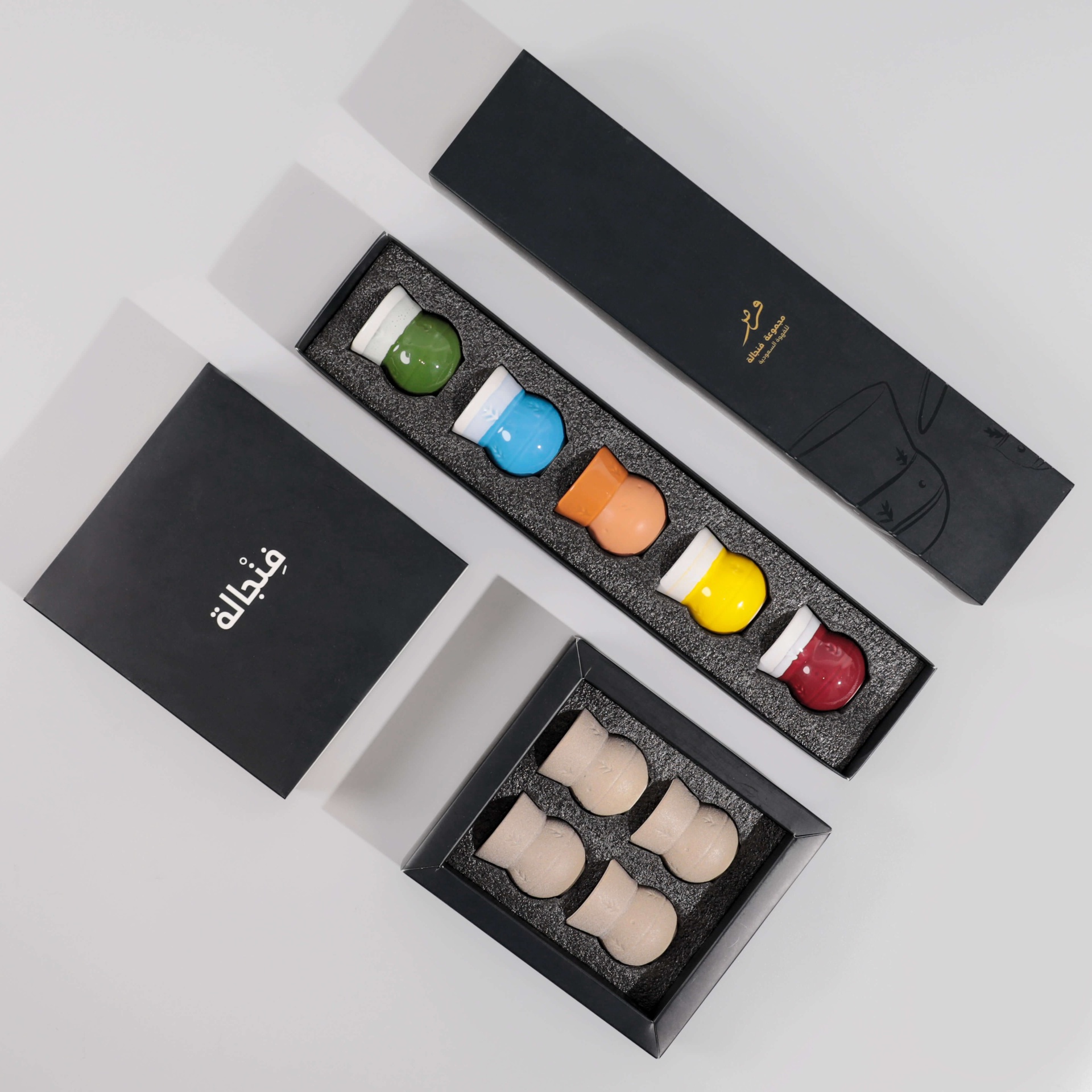 Qurmuz coffee cup set with poured Arabic coffee