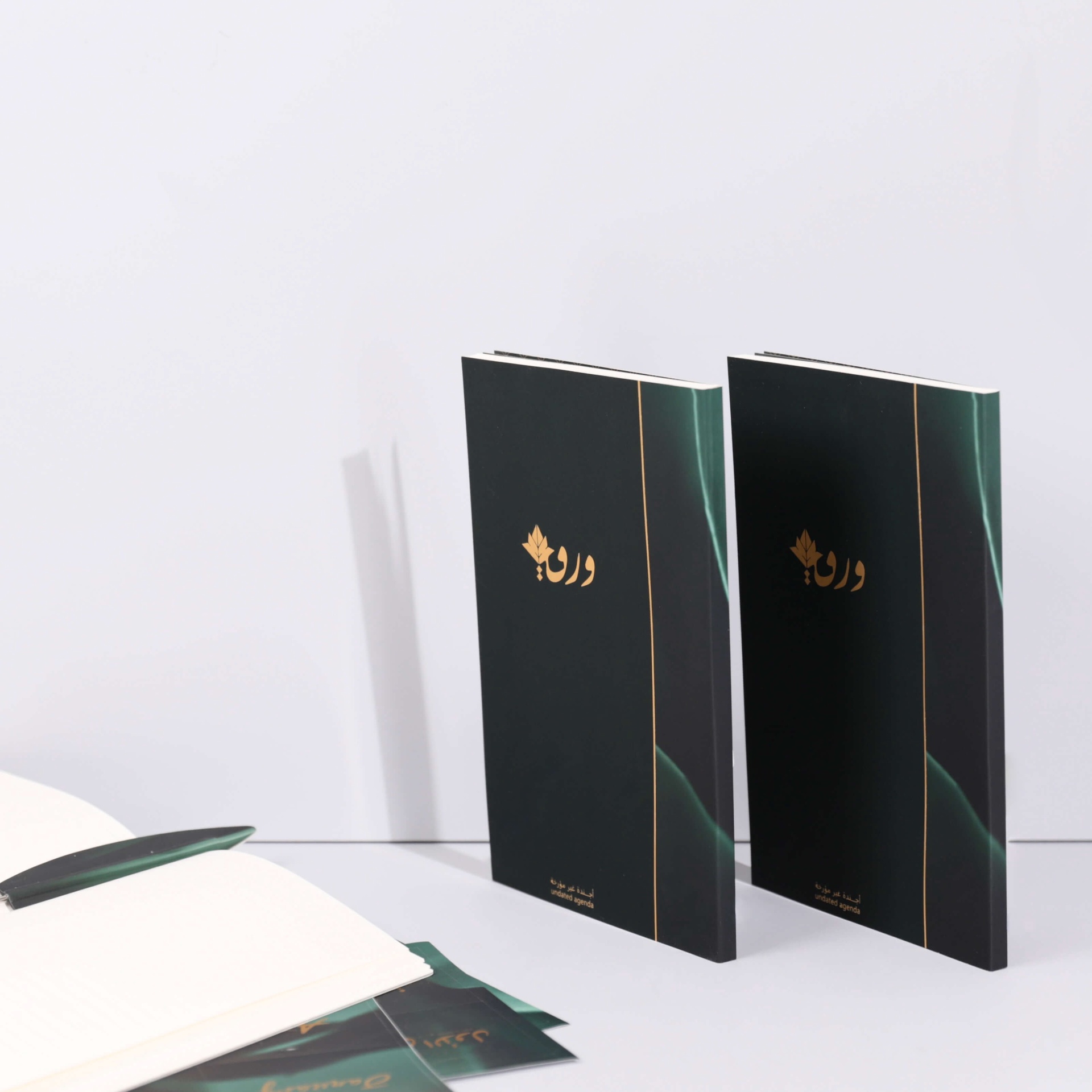 أجندة ورق خضراء داكنة بقلم مطابق