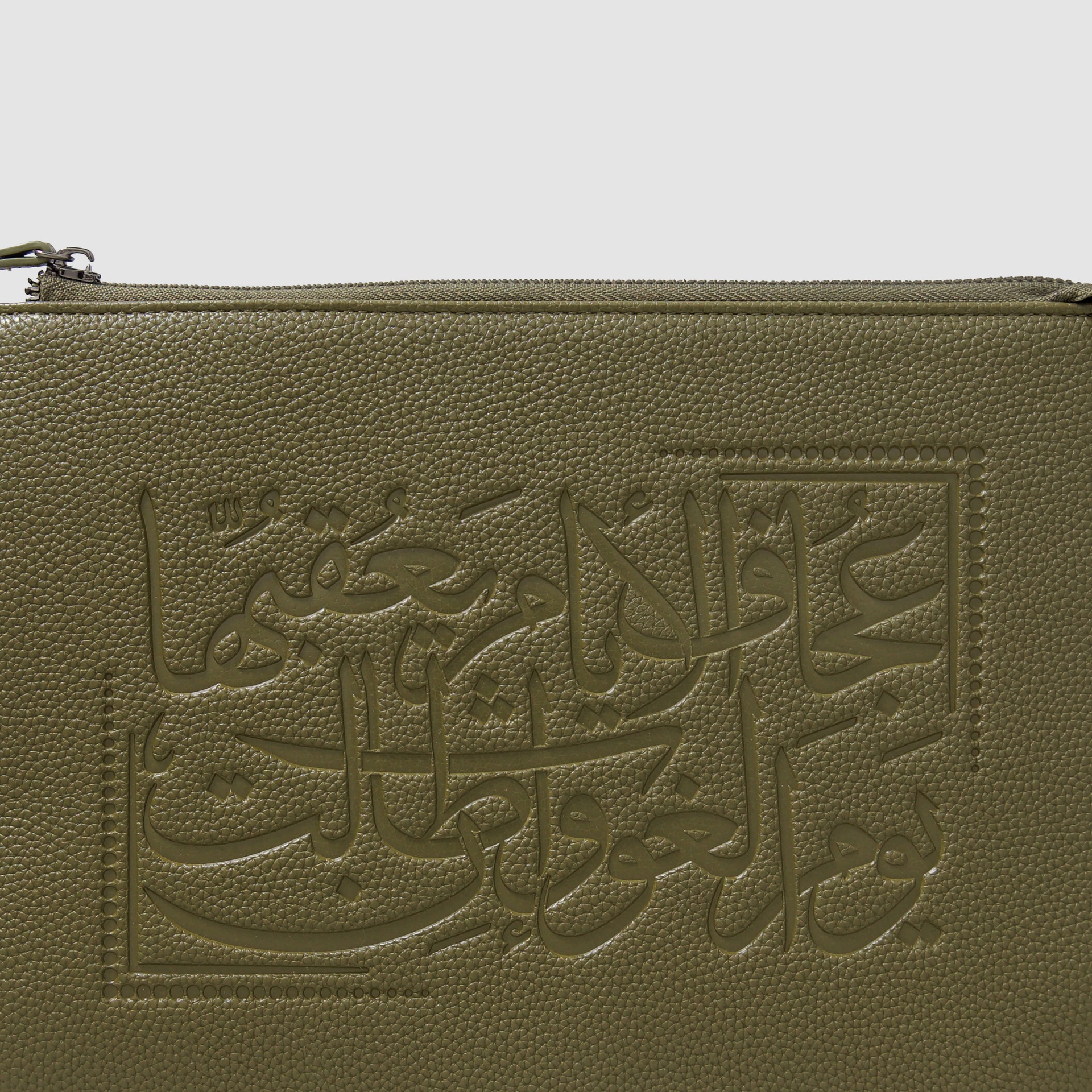حقيبة غيث من مؤنق بلون زيتي بنقش شعري بارز