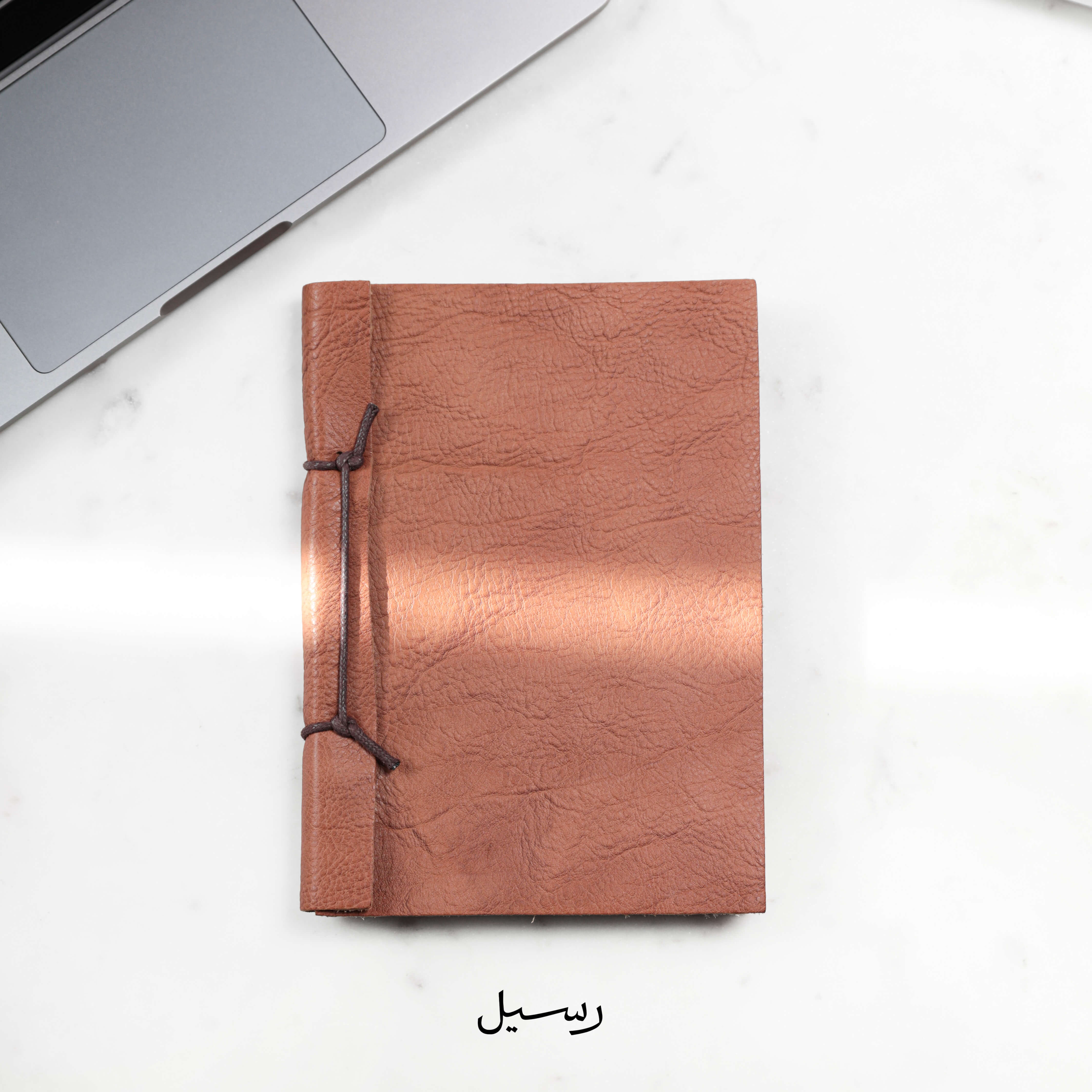 دفتر جلدي منقوش بني بخيط جلدي ملفوف من رسيل