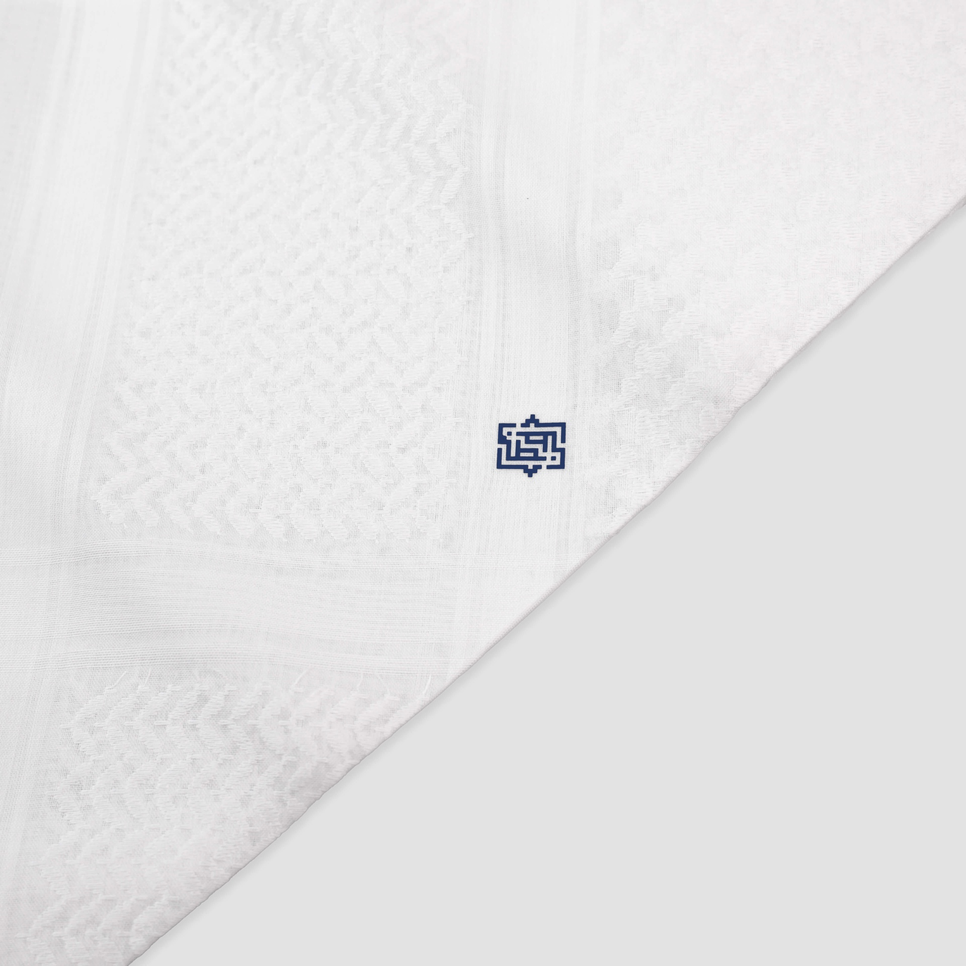 Luxury white men's shemagh — an elegant gift from Raseel