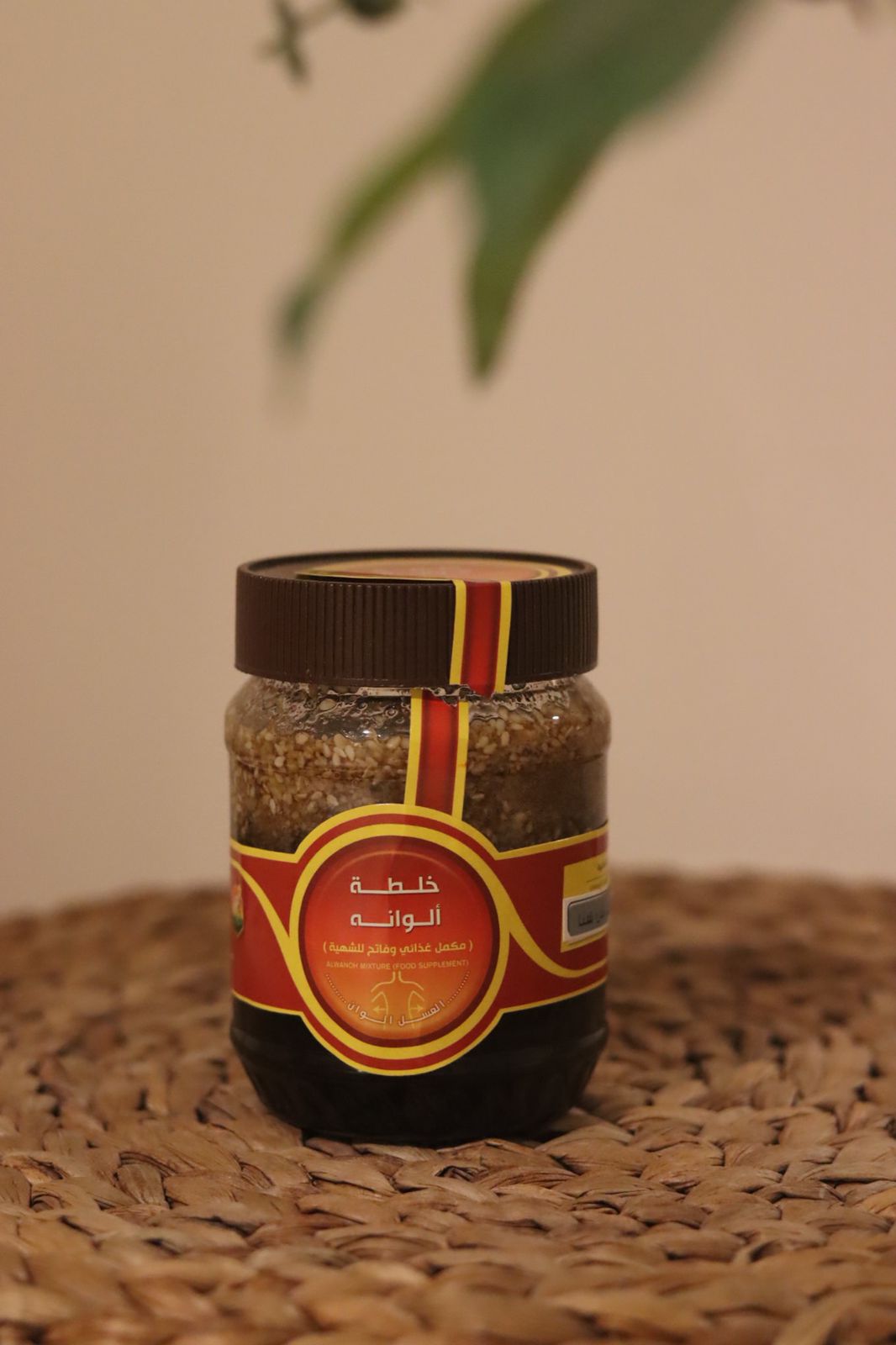 وعاء مربع أسود وأحمر مع محتوى داخلي