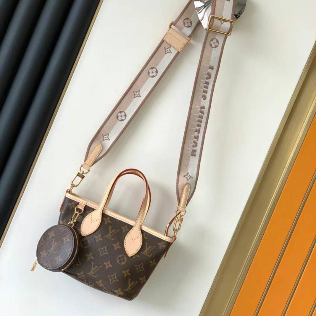 شنطة لويس فيتون Neverfull BB  