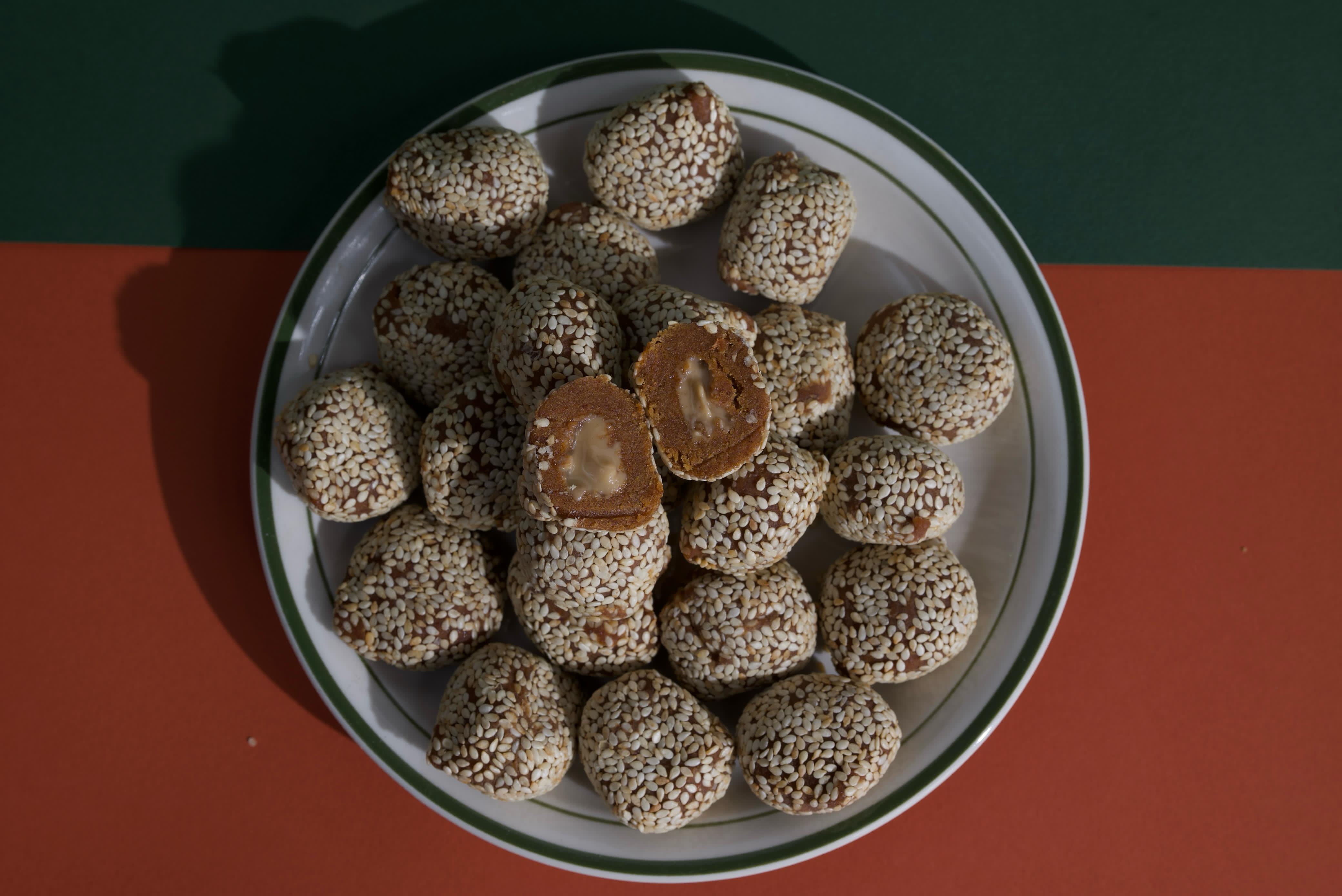 تمرية بالطحينة والسمسم