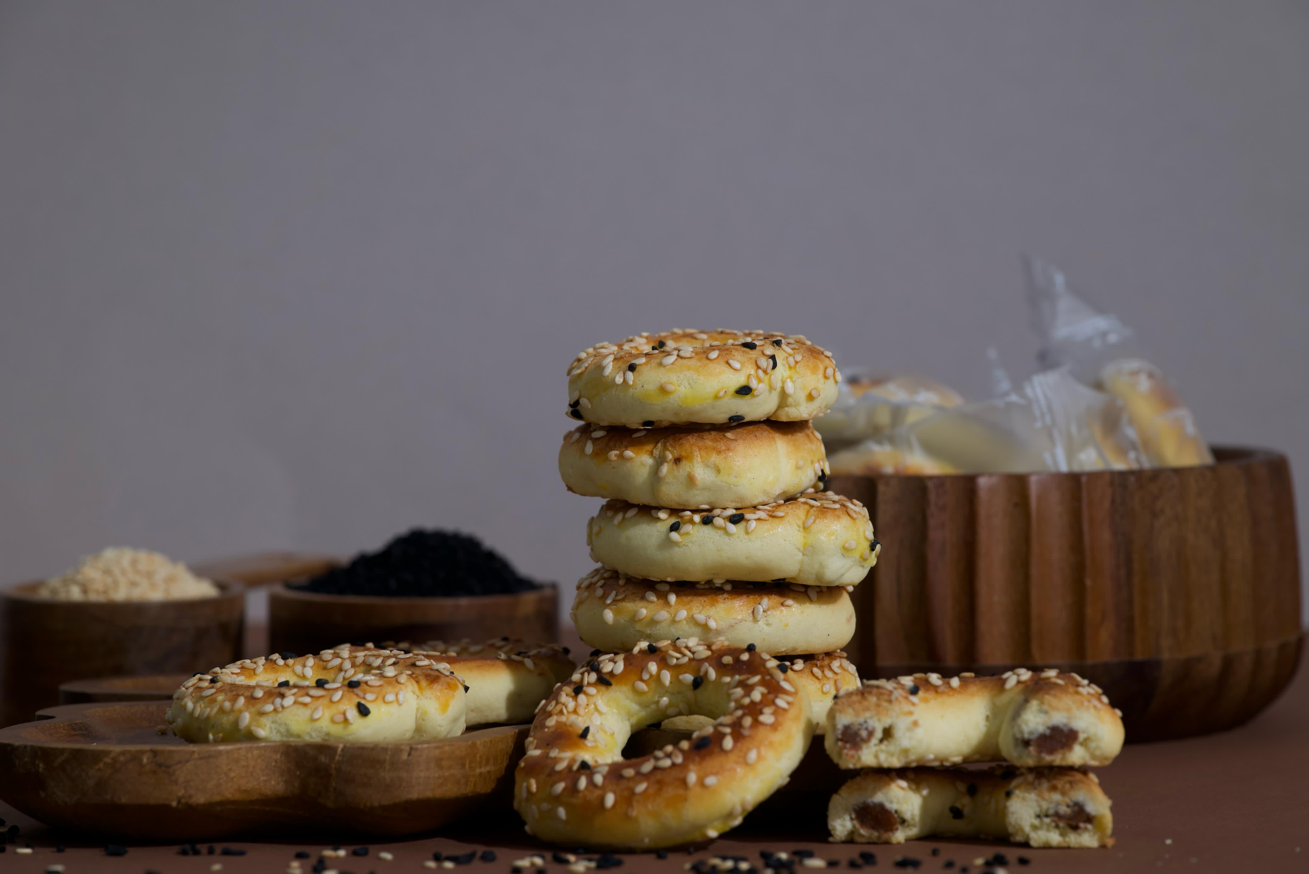 اساور التمر بالسمسم وحبة البركة