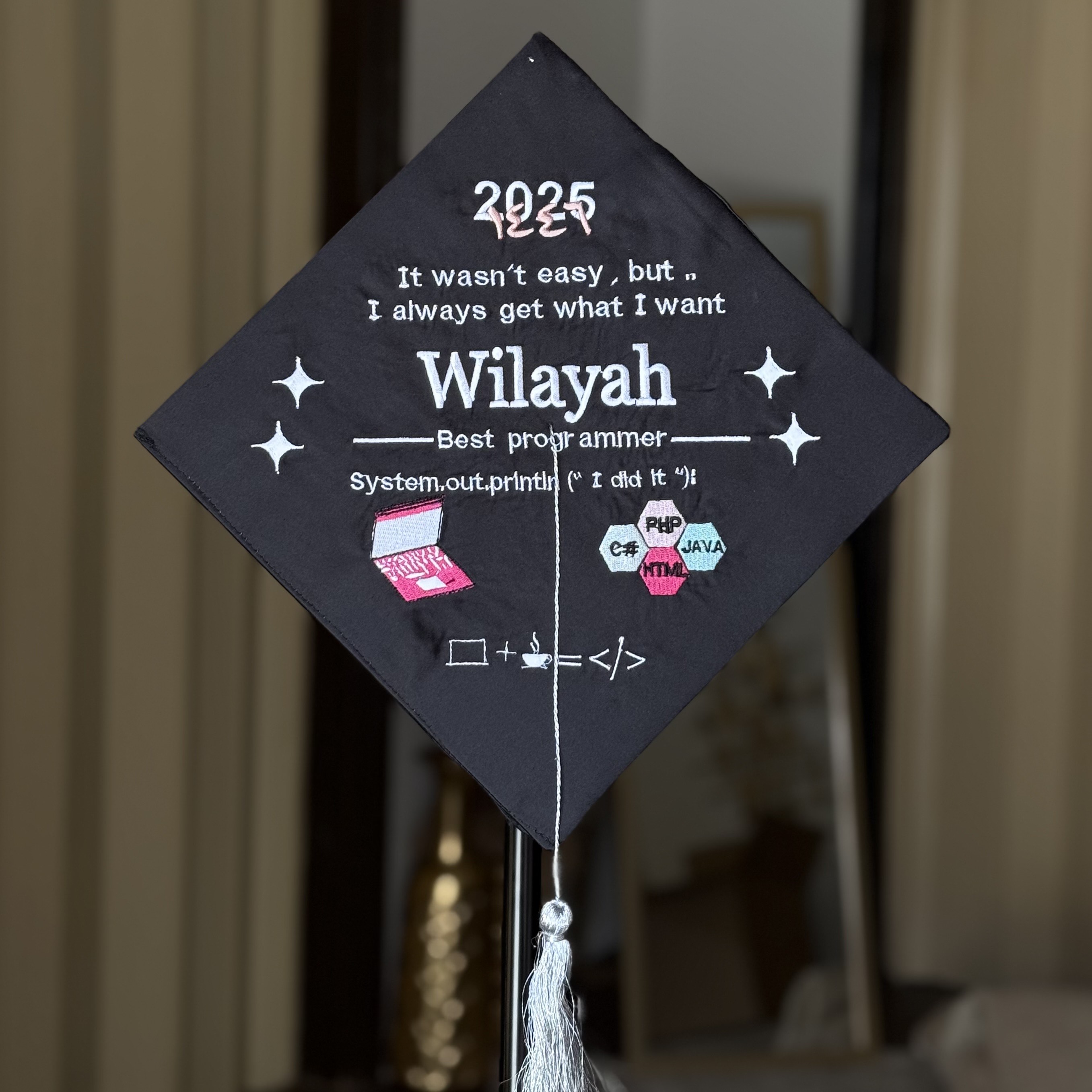 طاقية تخرج مطرزة