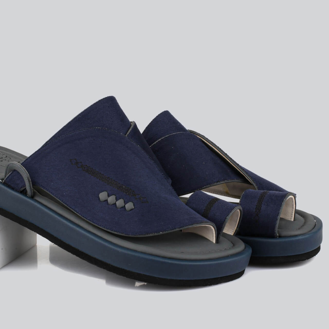  Men's luxury suede slippers, comfortable and stylish, in a blue color