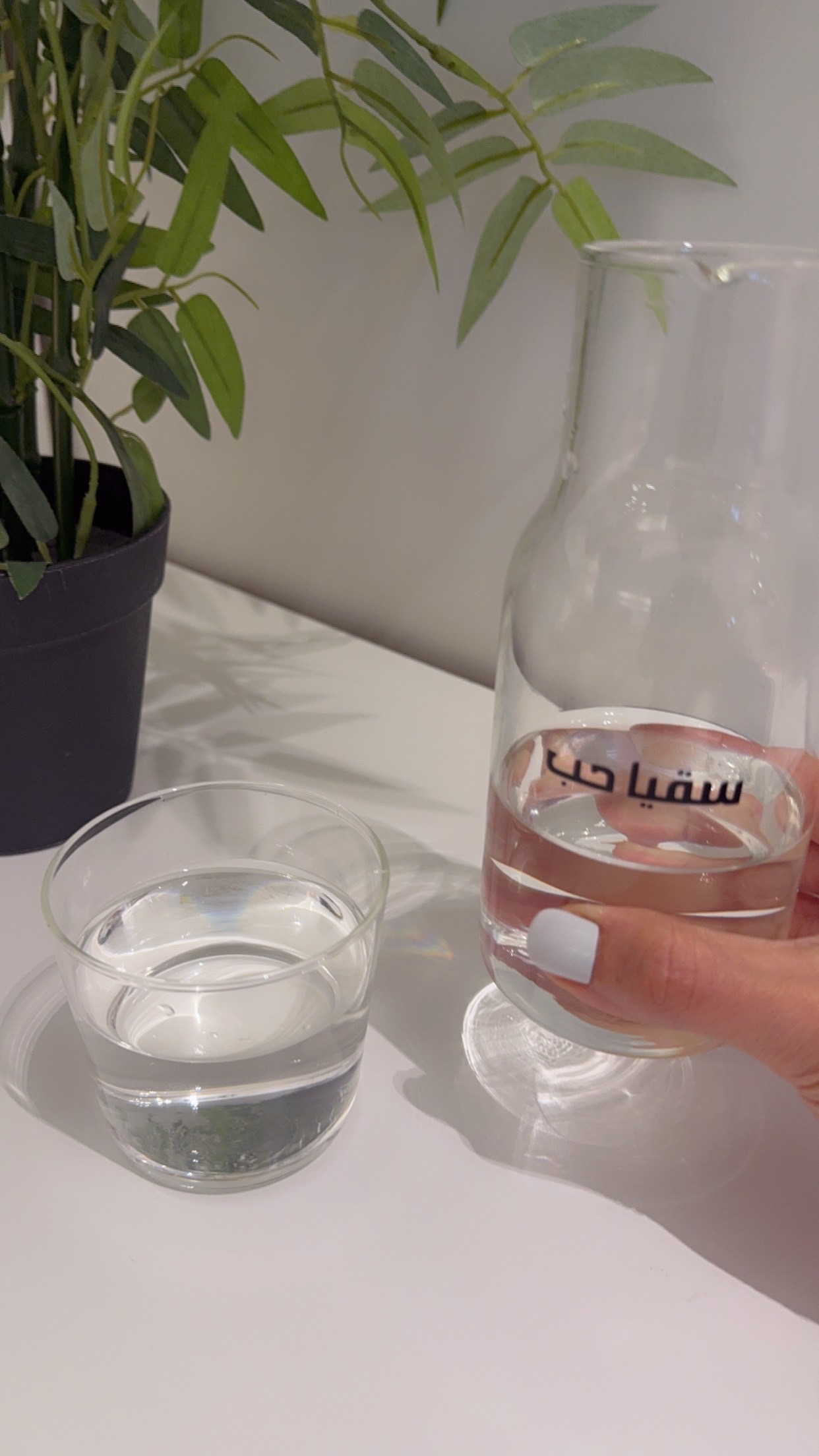 ابريق ماء زجاجي شفاف مع كوب-طباعة عبارة سقيا حب- مناسب للمشوبات الباردة