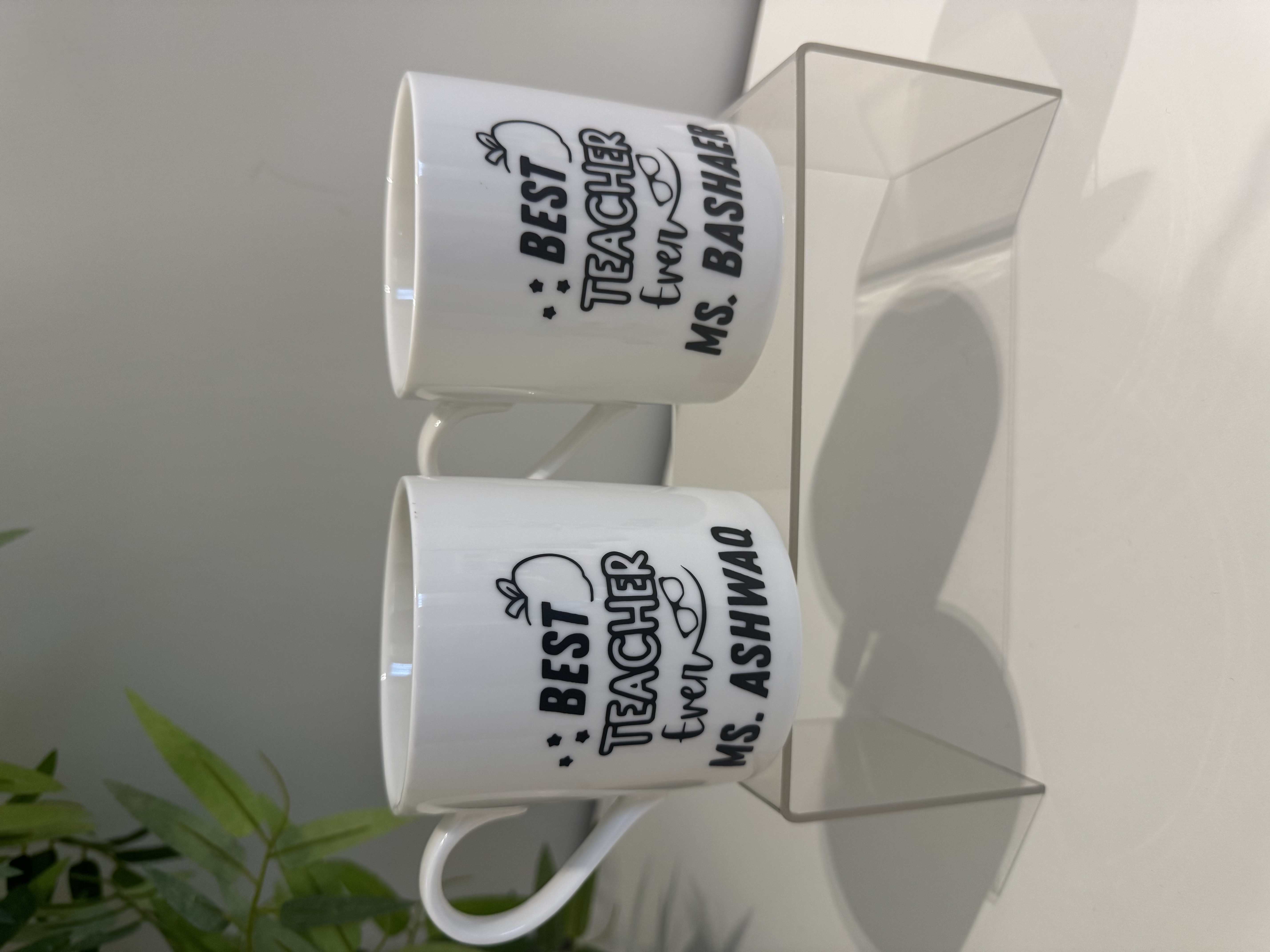 كوب أبيض بتصميم best teacher ever مطبوع عليه اسم المعلمة باستخدام فينيل أسطح دايم، مثالي كهدية نهاية العام الدراسي