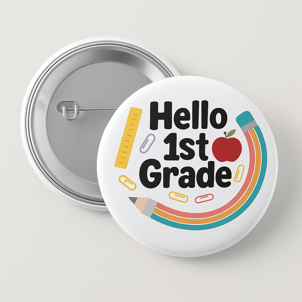 بروش ملوّن للعودة إلى المدرسة يحمل عبارة Hello 1st Grade مع رسومات مدرسية مثل قلم، مسطرة، وتفاحة. تصميم لامع مع دبوس معدني خلفي