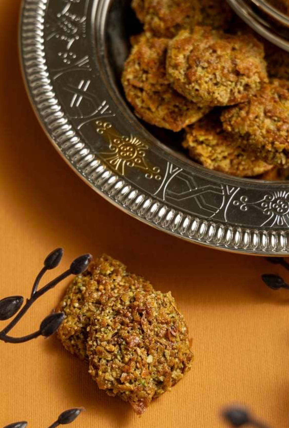 بقلاوة النجدية المبتكرة بالمكسرات ودبس التمر.