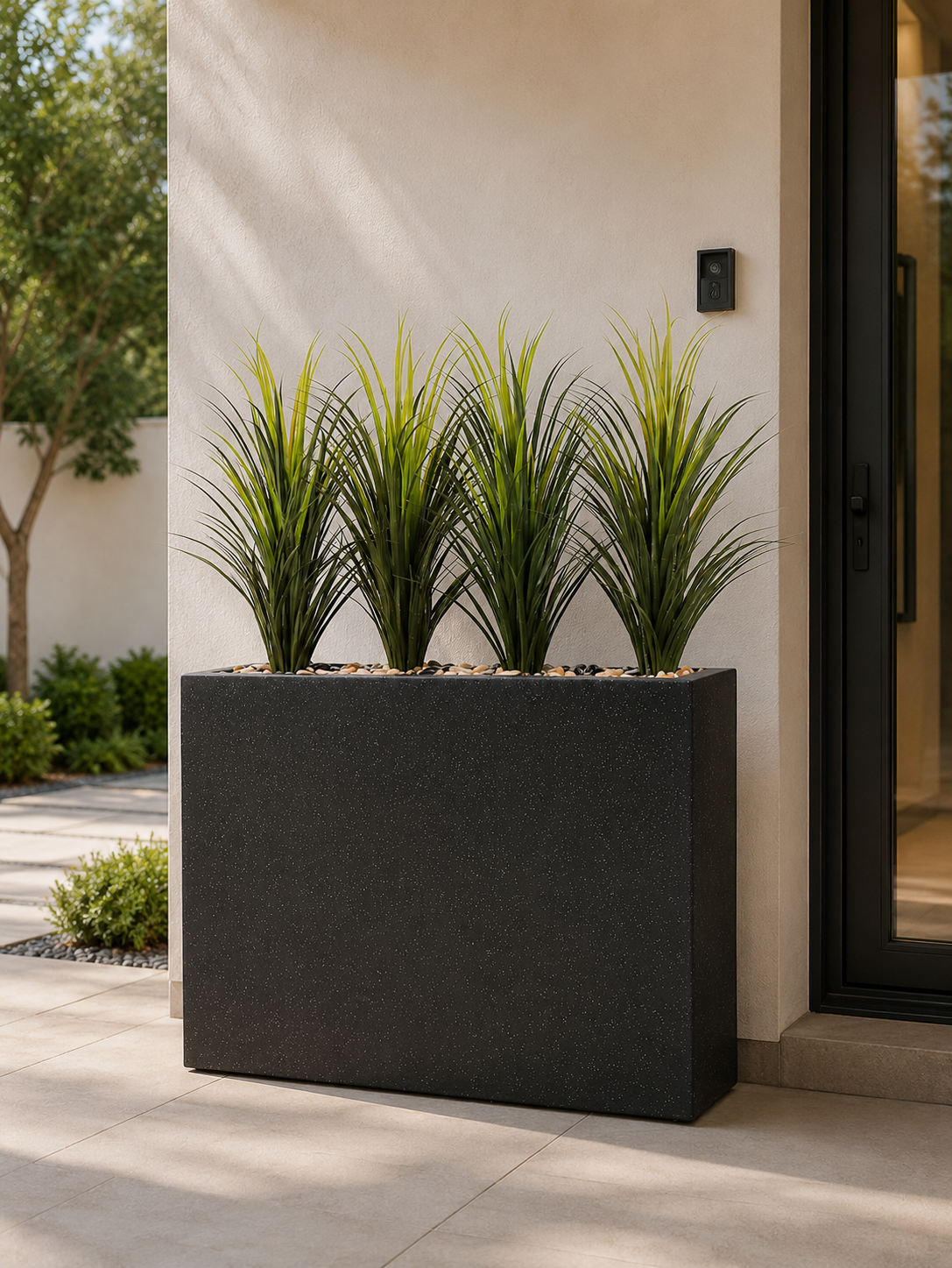  Stand out with an artificial cactus in a rectangular fiber pot as a sophisticated and modern decoration for outdoor spaces. 