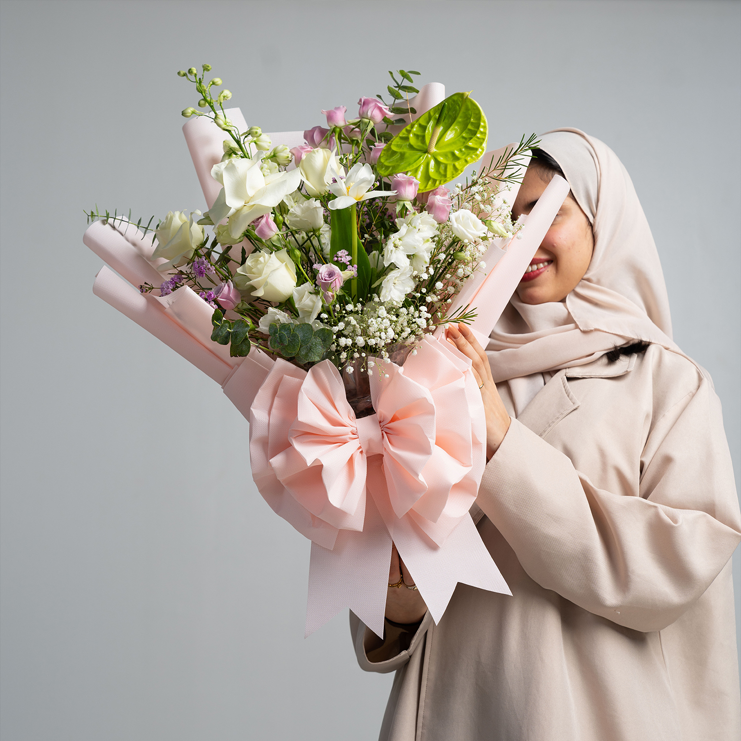 بوكيه الأناقة الملكية بتصميم هوائي وتغليف وردي من دار بلوميز أفضل بوكي