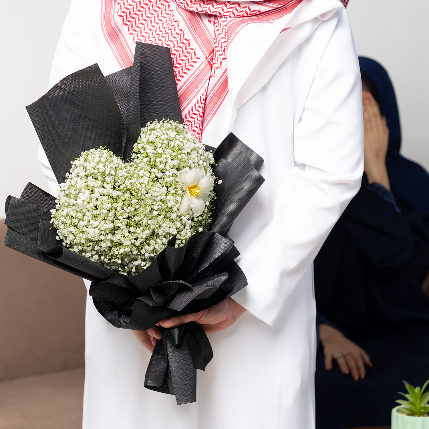بوكيه القلب الأبدي من الجيبسوفيلا والتوليب الأبيض من دار بلوميز تصميم 