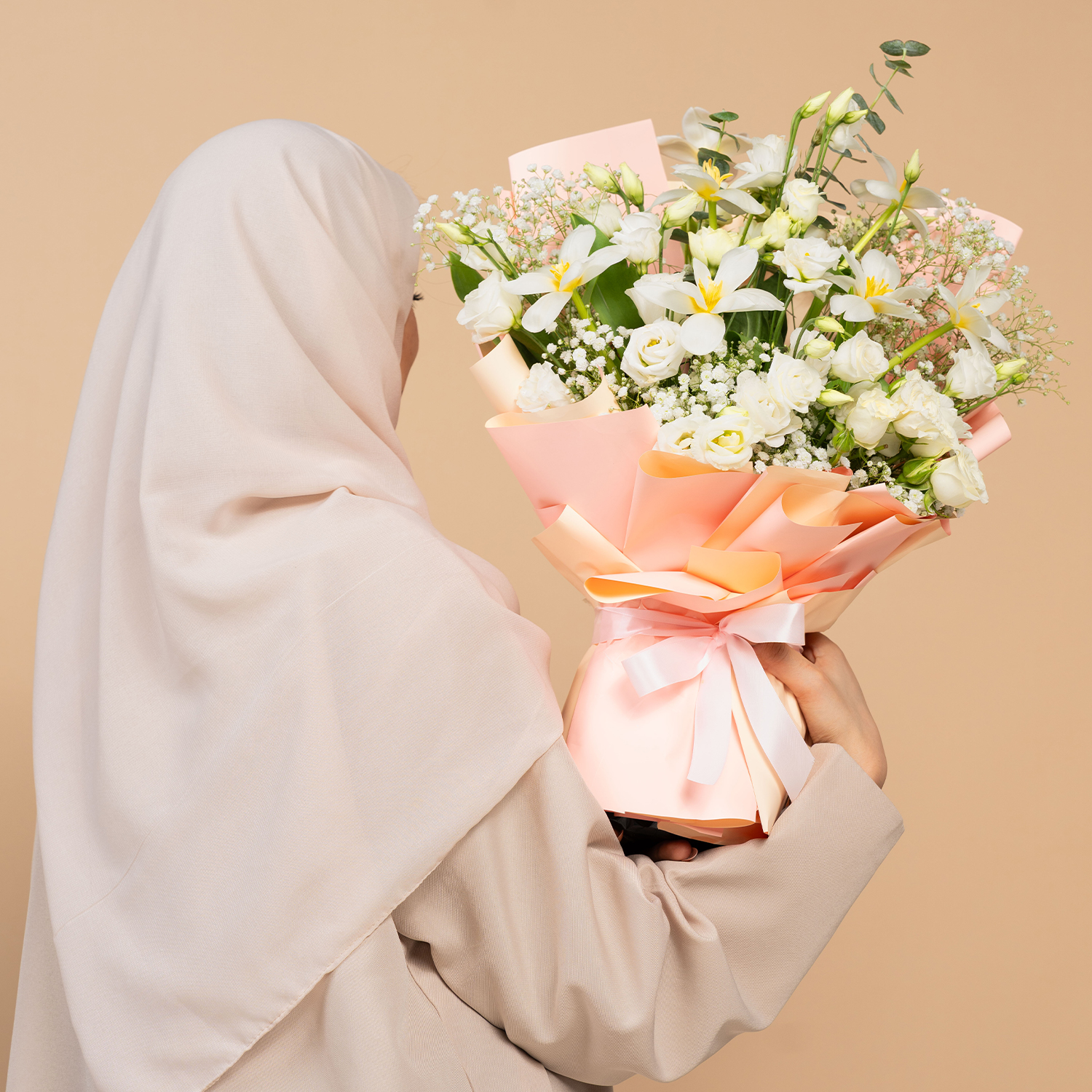 بوكيه تناغم البتلات البيضاء بالتوليب والليسيانثوس من دار بلوميز أفخم ب