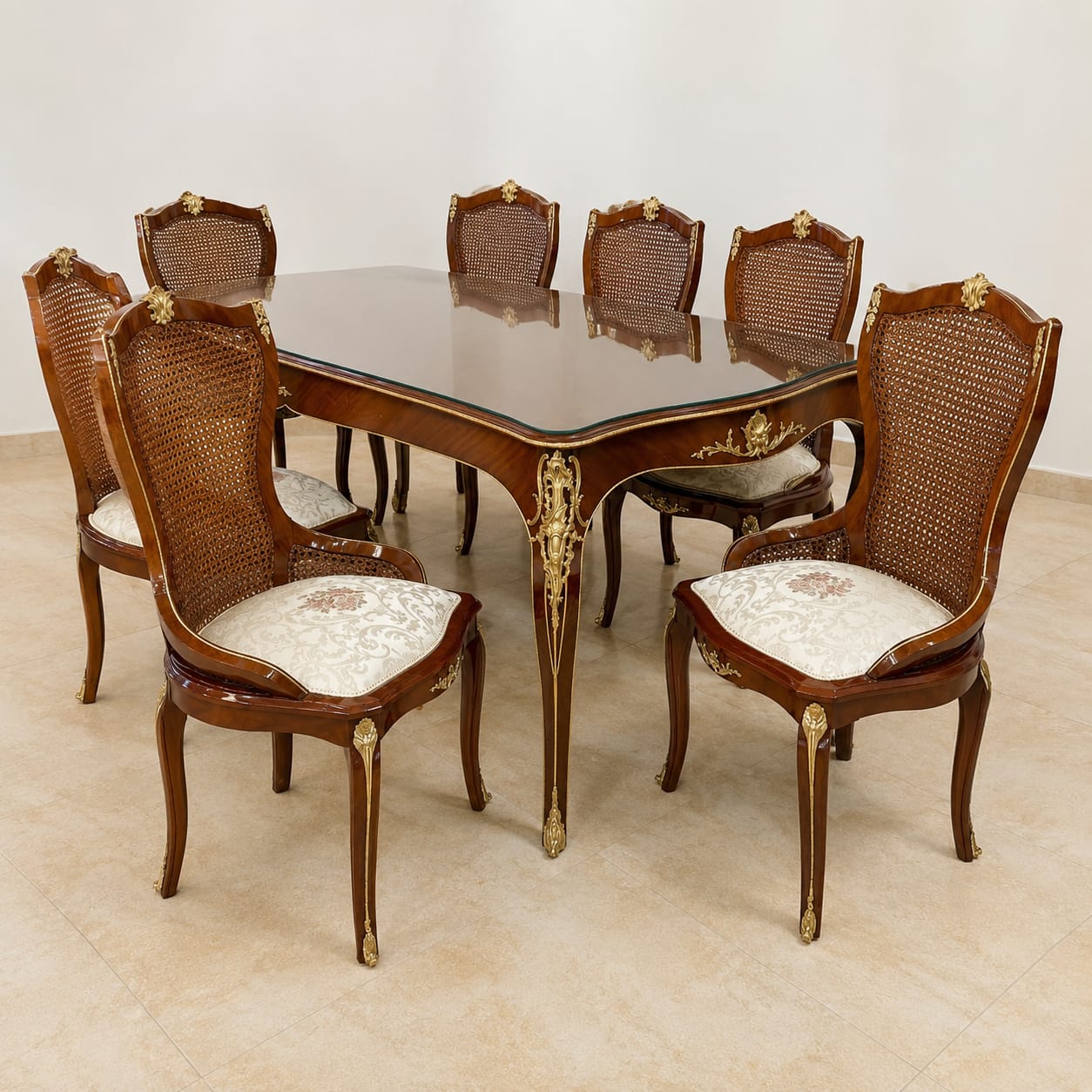 طاولة طعام كلاسيك 