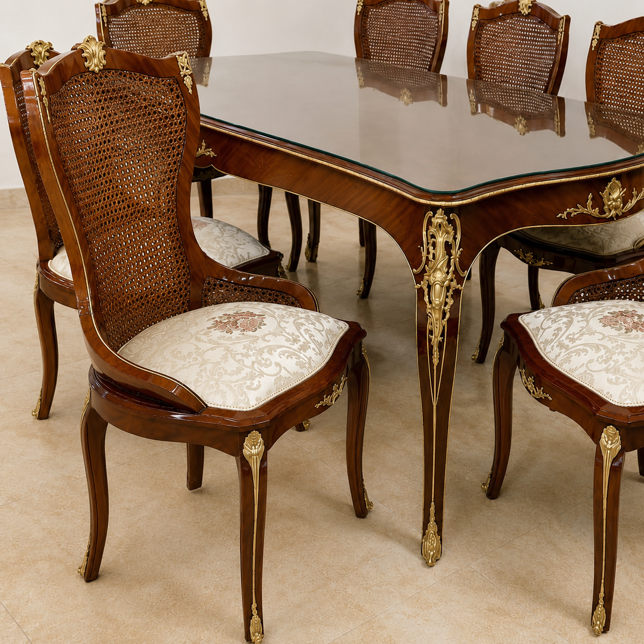طاولة طعام كلاسيك 