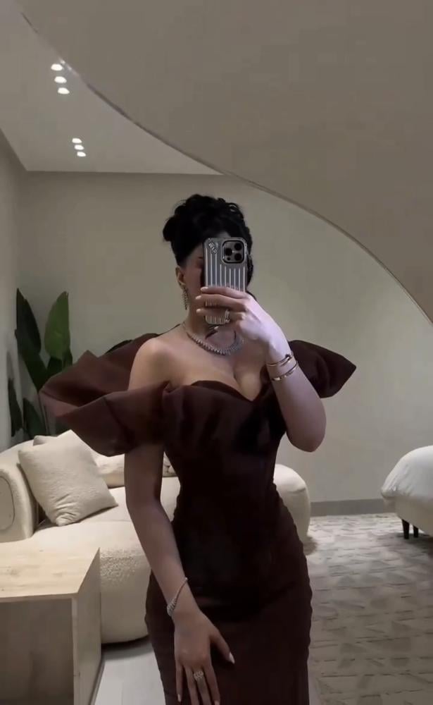 فستان سهرة فخم باللون البني الغامق، بتصميم أوف شولدر أنيق - XXL