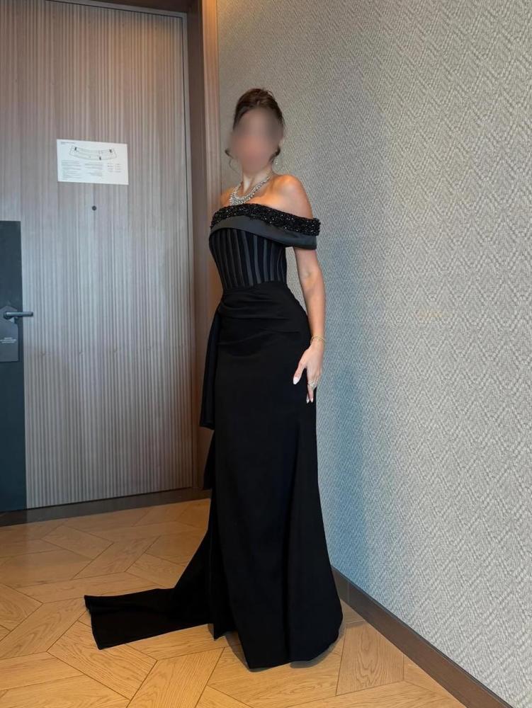 فستان سهرة أسود ملكي بتطريز على الصدر وقصه جانبية مفتوحه - XXXL/16