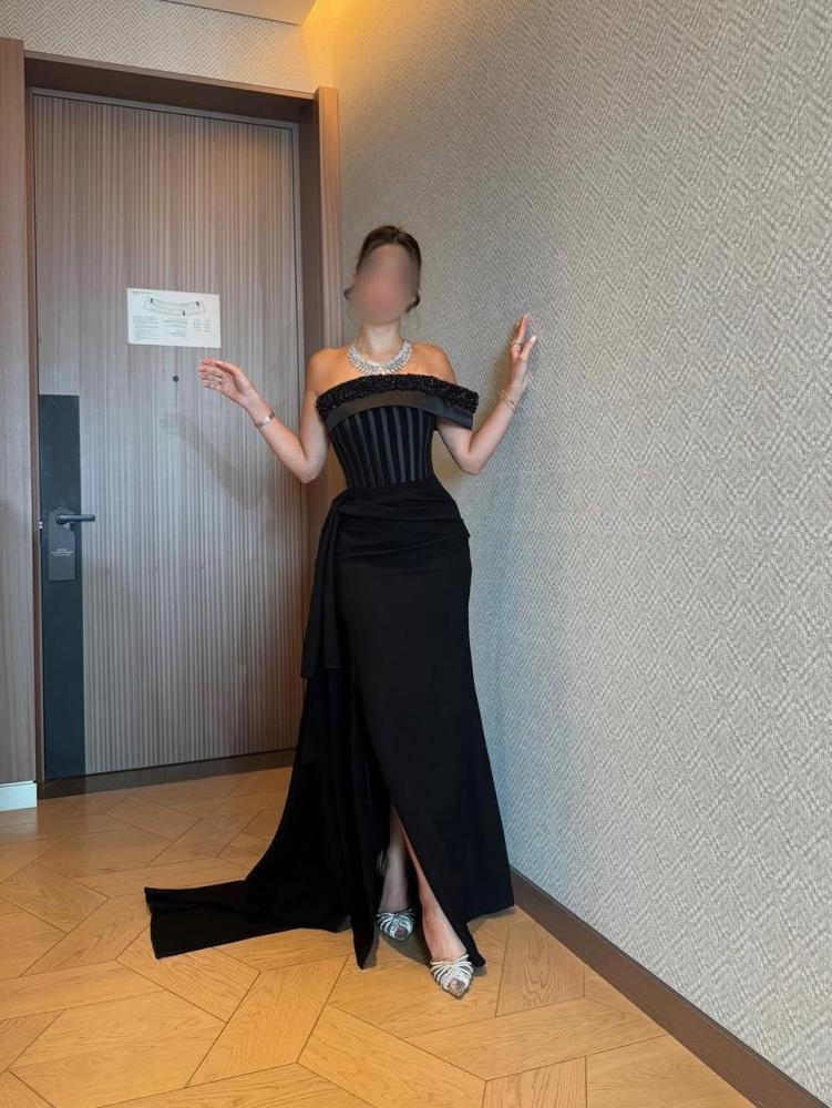 فستان سهرة أسود ملكي بتطريز على الصدر وقصه جانبية مفتوحه - XXXL/16
