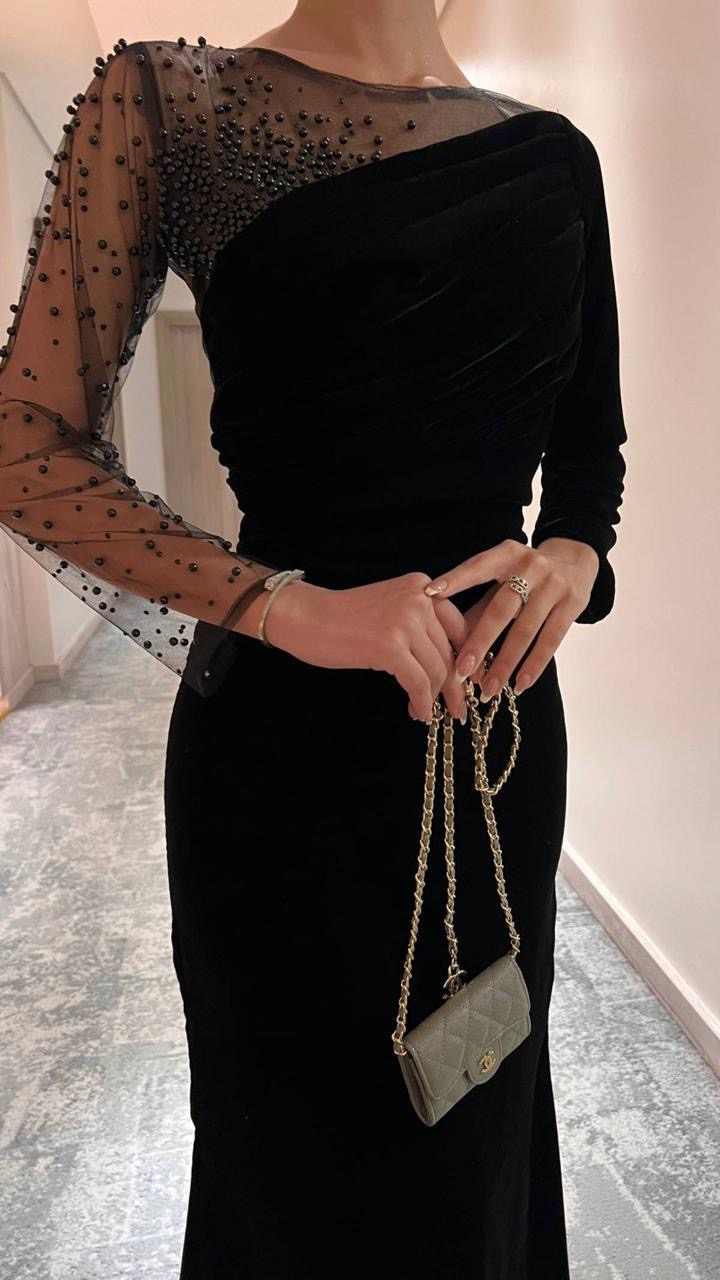  فستان سهرة أسود بكتف شيفون مرصع 