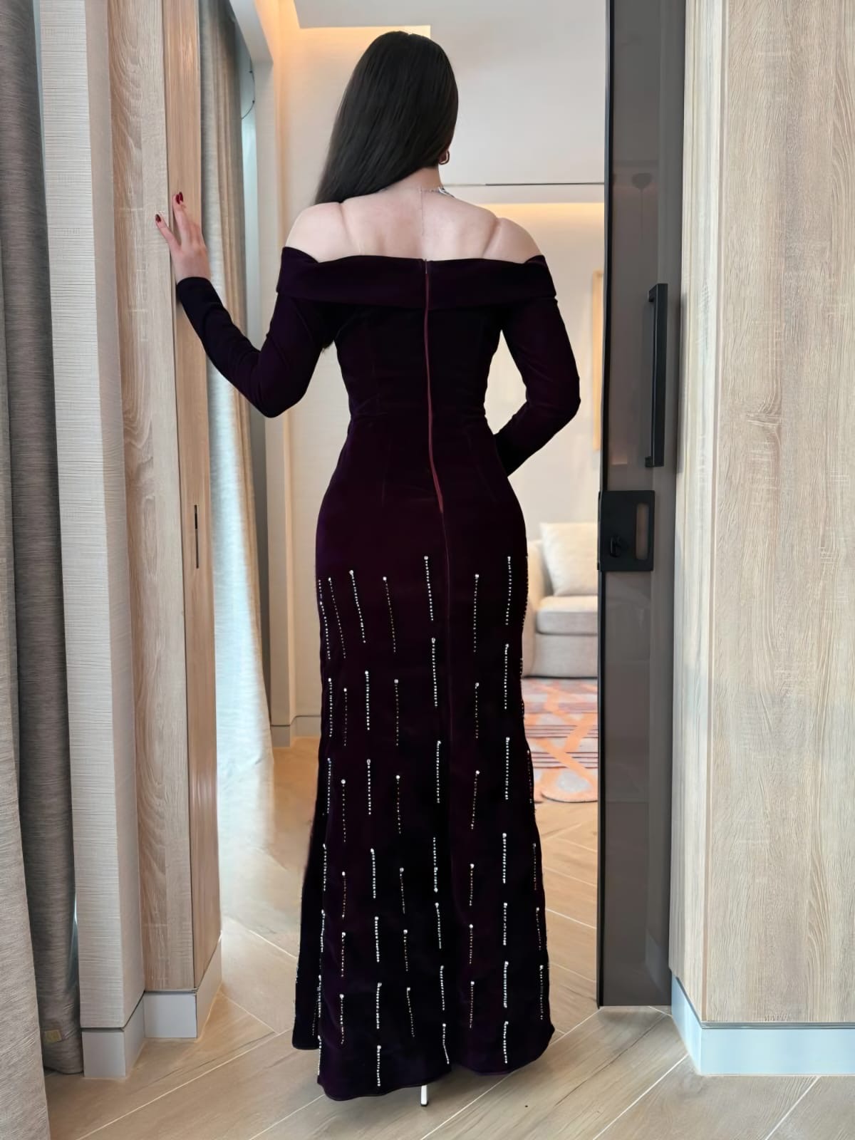  فستان سهرة مخمل خمري بشق جانبي مرصع من ROSE FASHION  