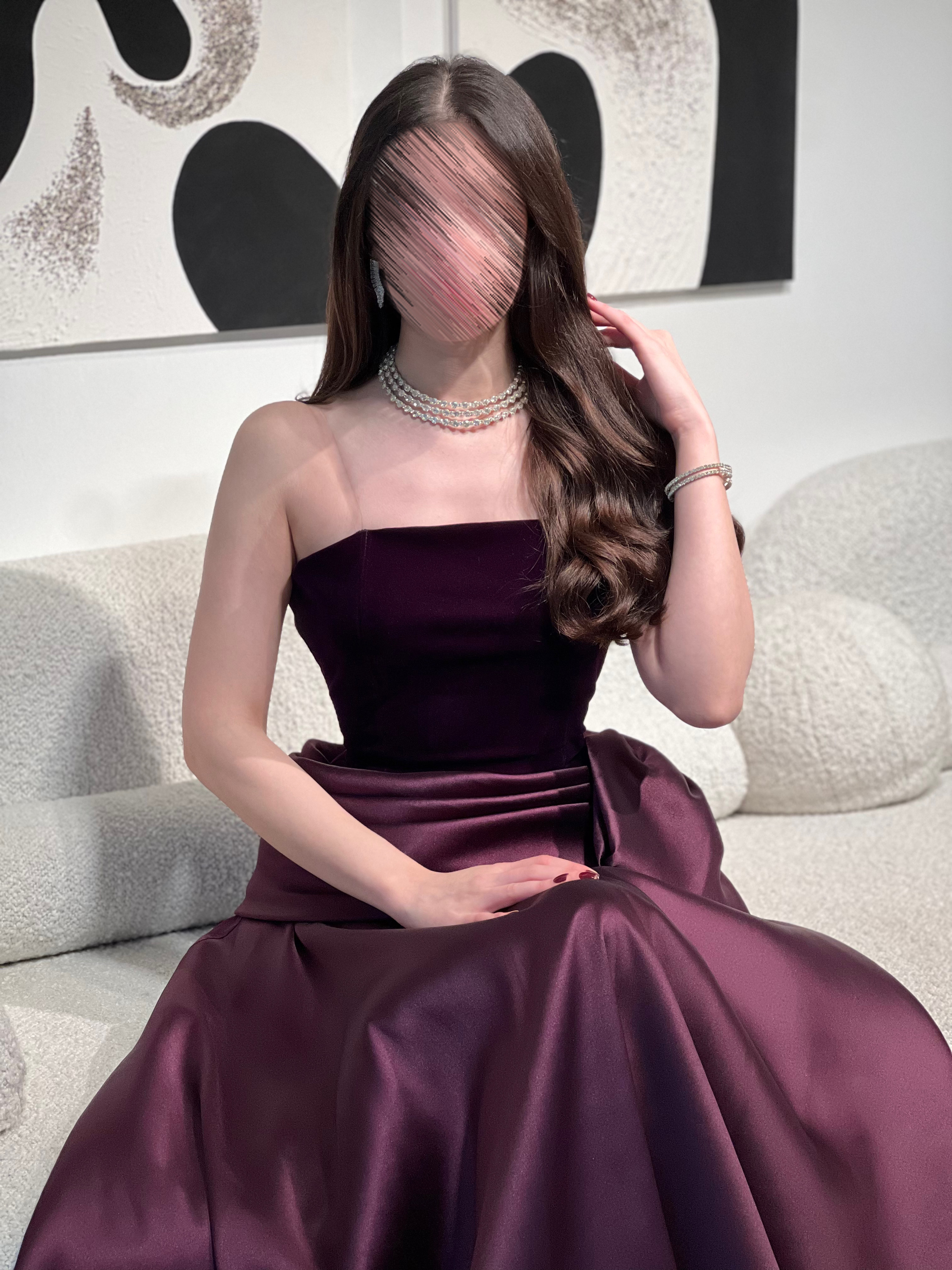  فستان سهرة خمري مخملي بكورسيه  وفيونكة جانبية 