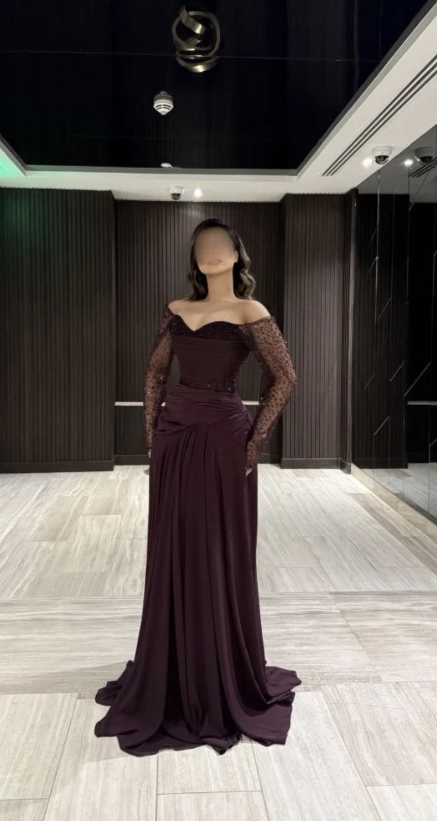  فستان سهرة عنابي طويل بأكمام مطرزة 