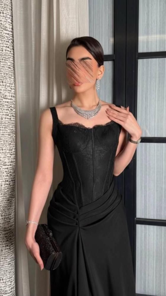   فستان سهرة أسود بأناقة ملكية 