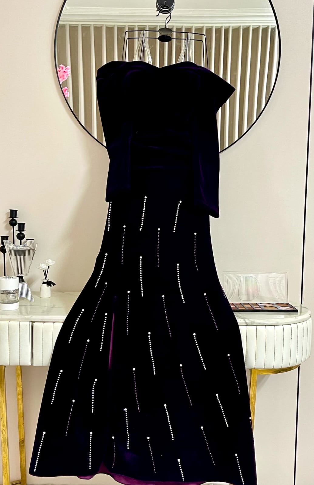  فستان سهرة مخمل خمري بشق جانبي مرصع من ROSE FASHION  