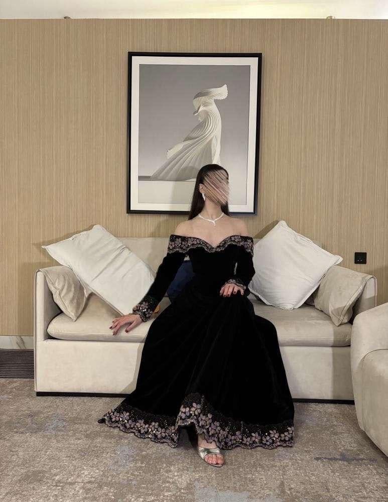  فستان سهرة أسود بأكتاف مكشوفة وتطريز دانتيل فاخر - ROSE FASHION 