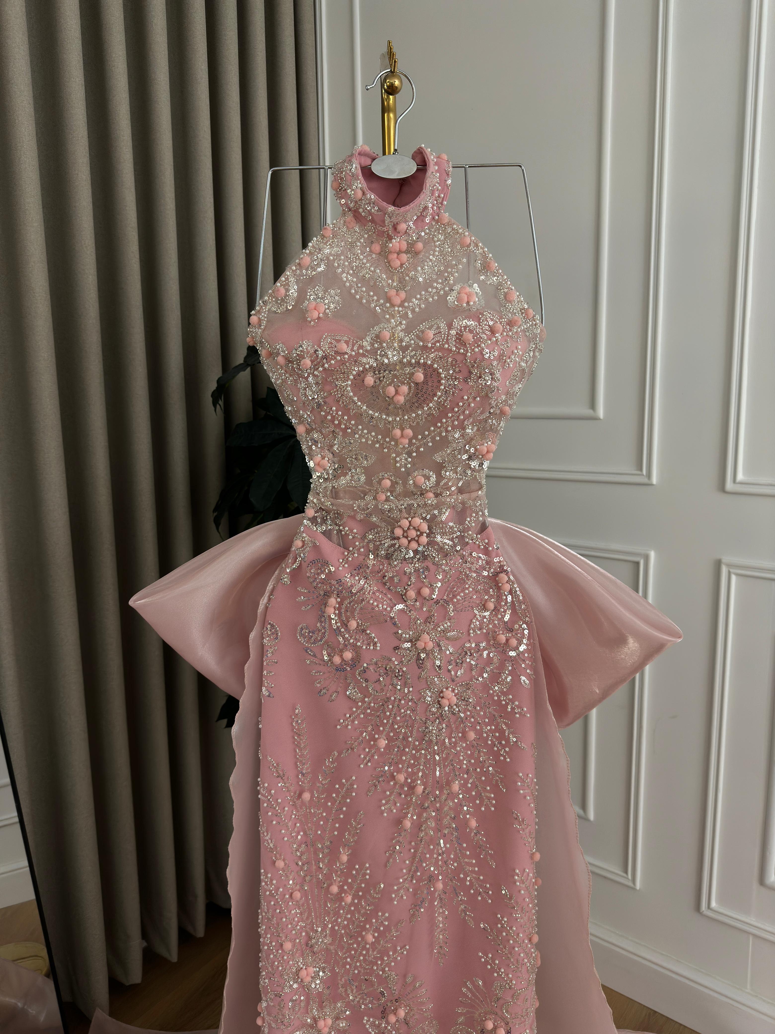  فستان سهرة وردي بتطريز ملكي ووشاح شيفون - ROSE FASHION 