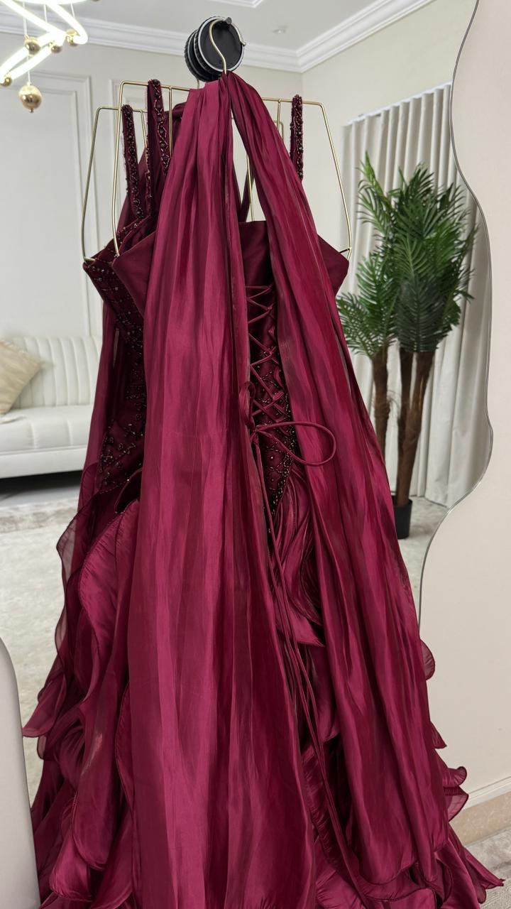  فستان سهرة عنابي بكورسيه مطرز وكشكش ثلاثي الأبعاد - ROSE FASHION 